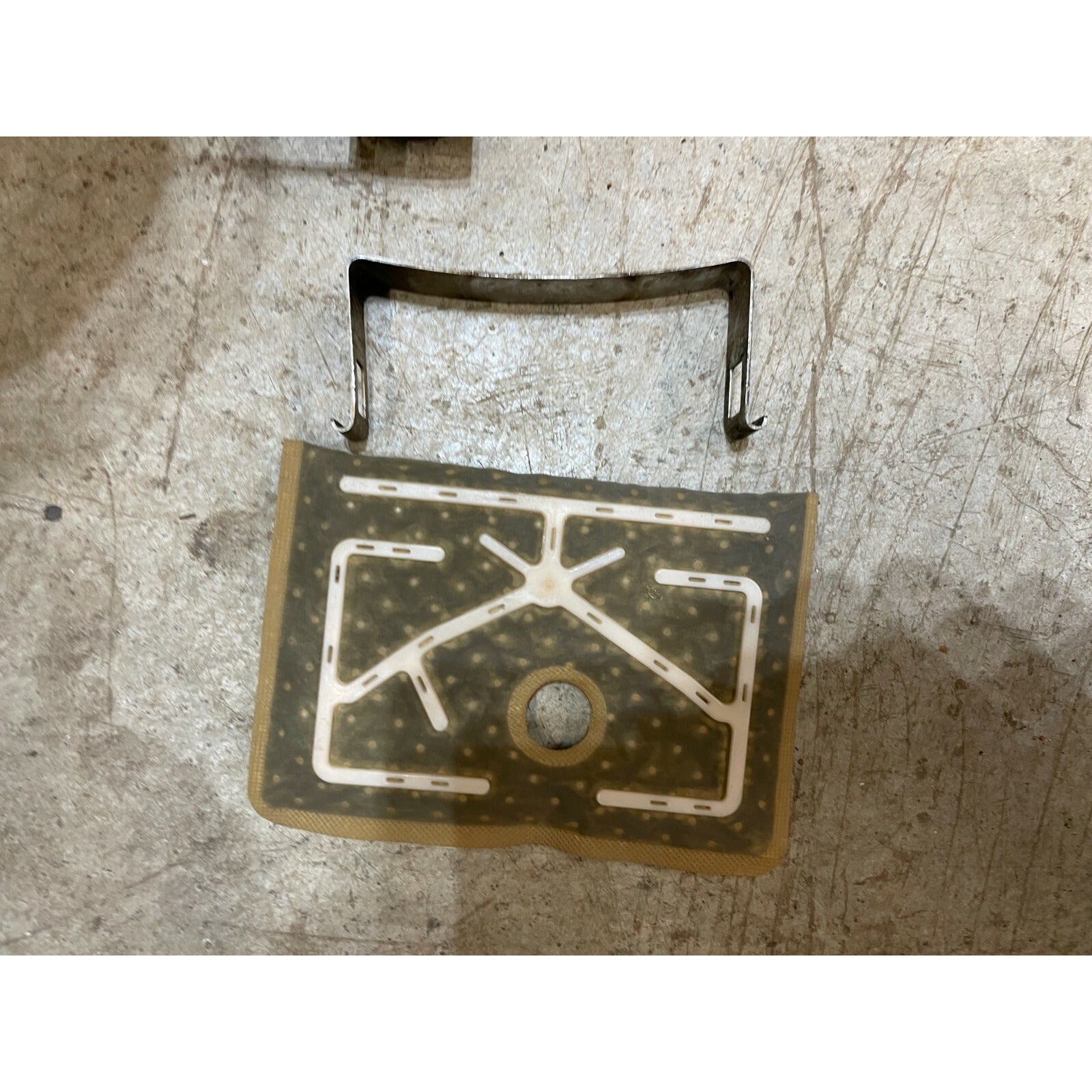 97-01 Jeep Cherokee Fuel Assembly - Missing Fuel Pressure Regulator bracket