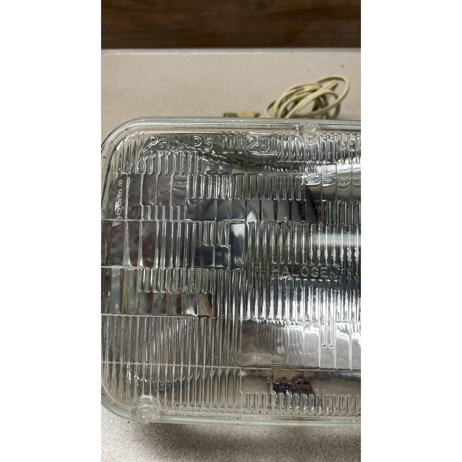 Philips 2B1 Halogen AC Light closeup of left side of light