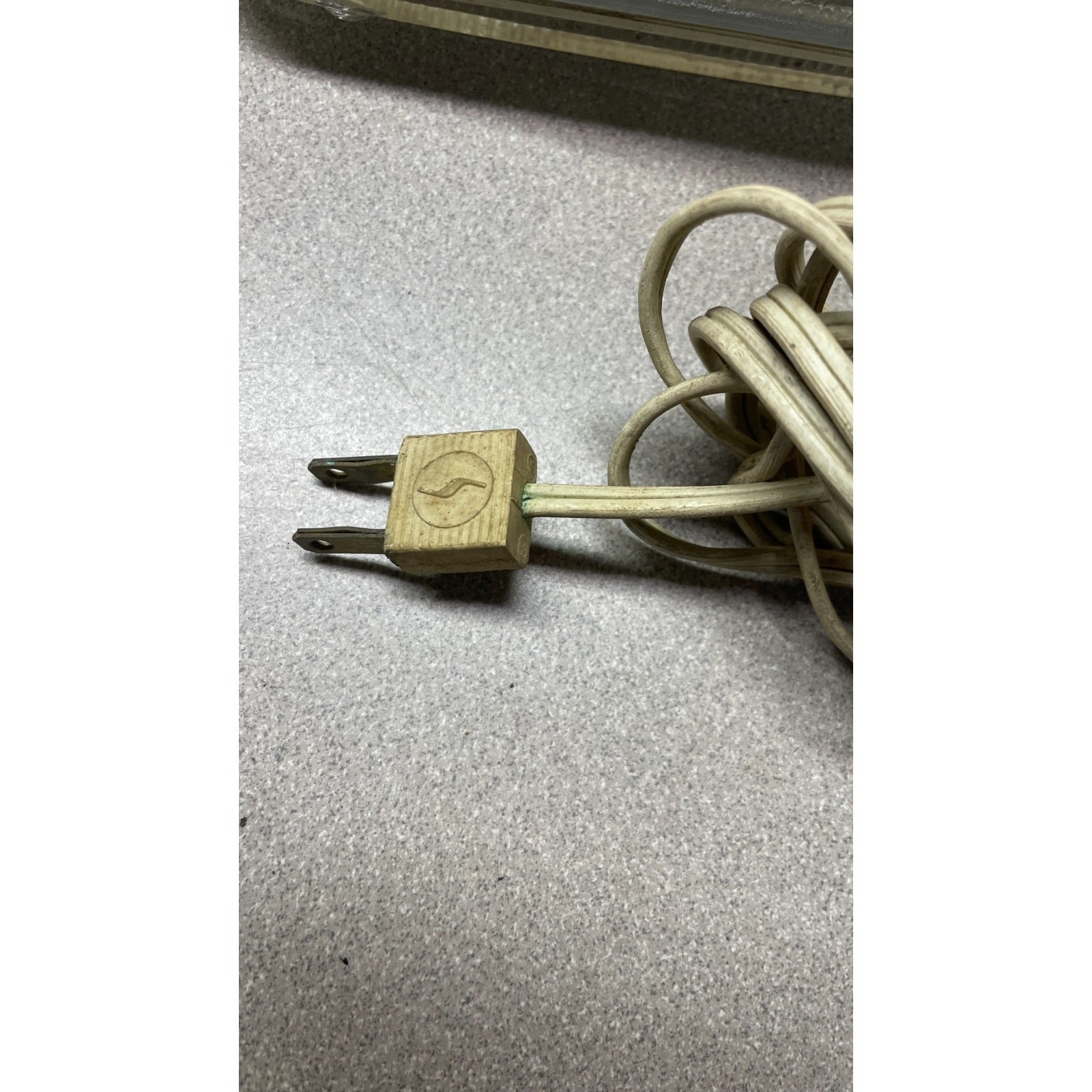 Philips 2B1 Halogen AC Light closeup of cord plug