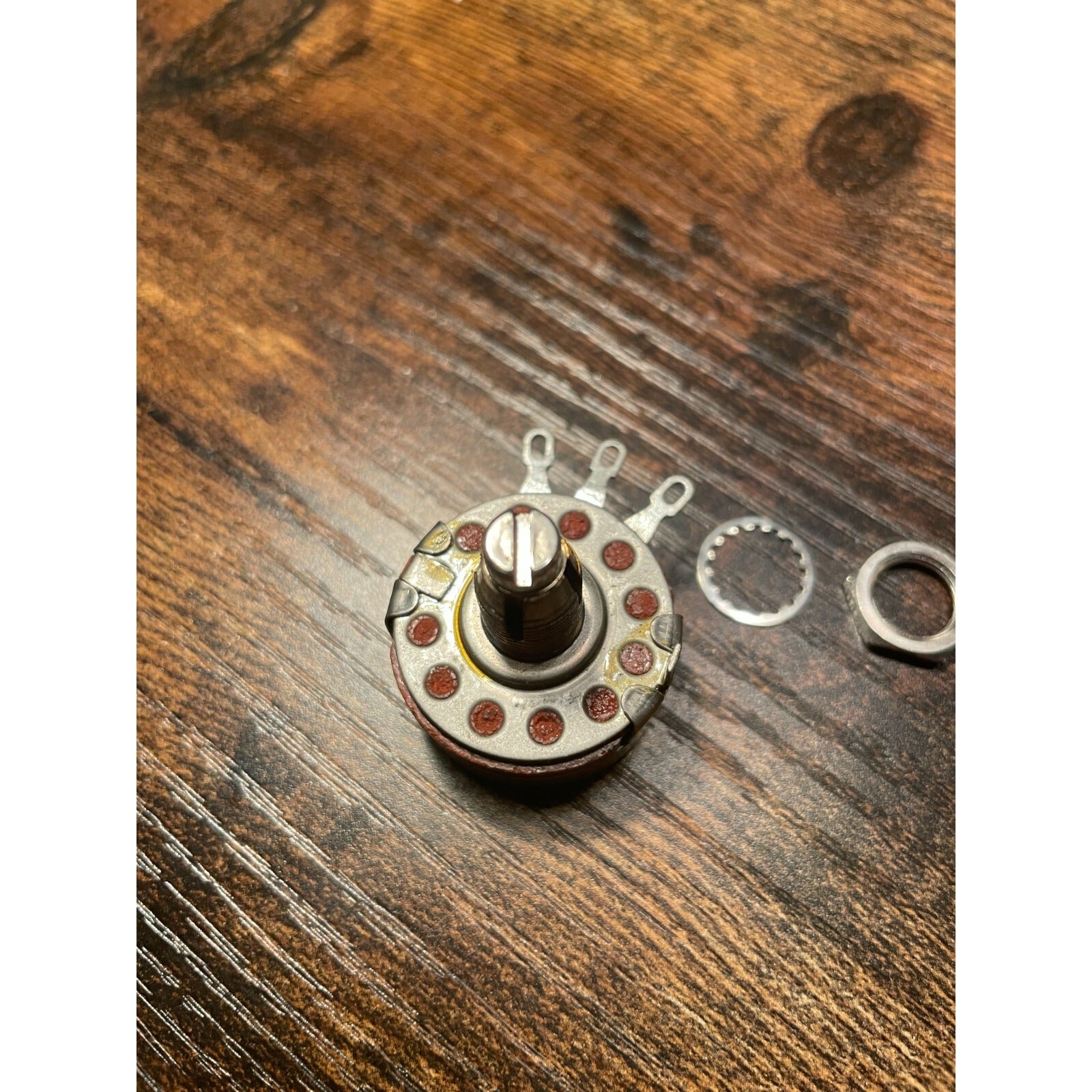 Allen-Bradley Type J Potentiometer Distributor Pack JAIL040S502UC
5000 OHMS bottom view closeup