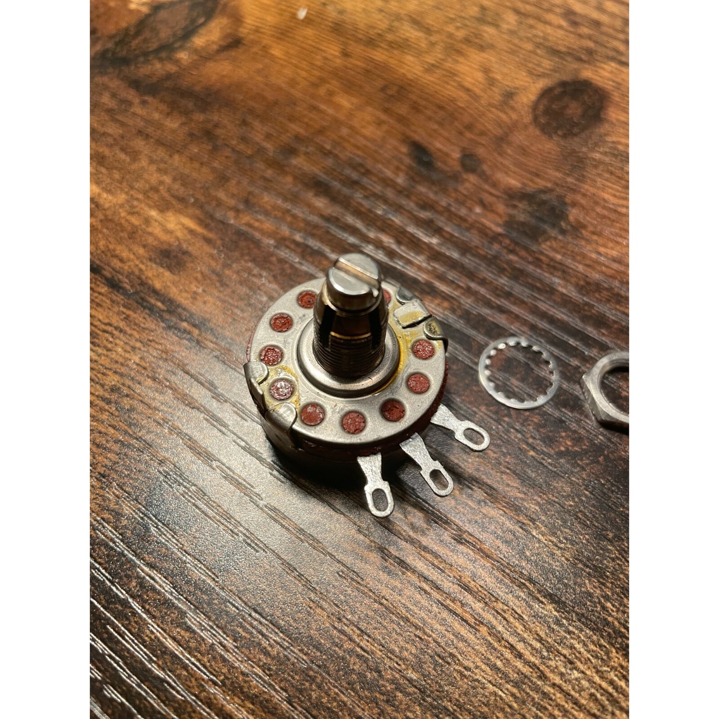 Allen-Bradley Type J Potentiometer Distributor Pack JAIL040S502UC
5000 OHMS bottom view closeup