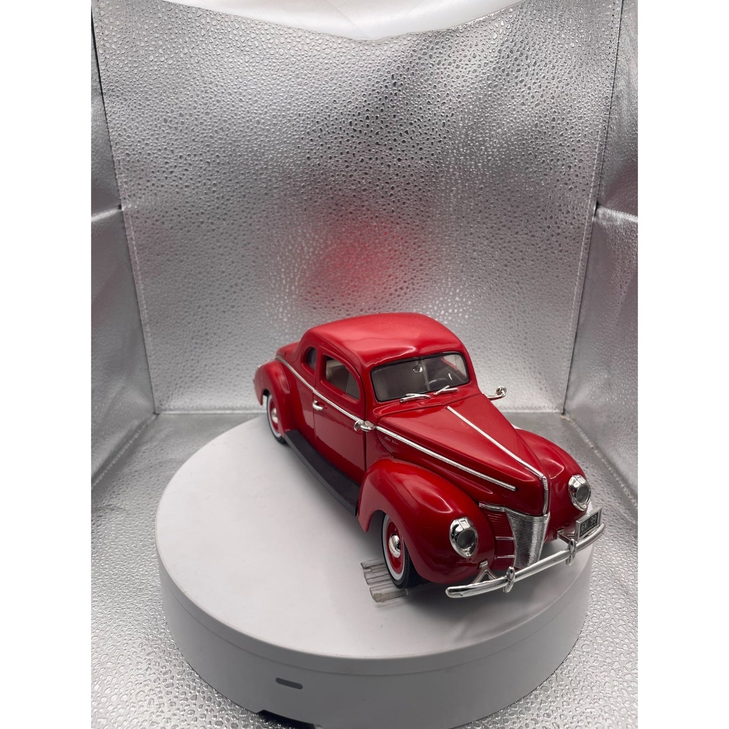 Motor Max 1940 Ford Sedan Red Die Cast, Scale: 1/18, No. 73108