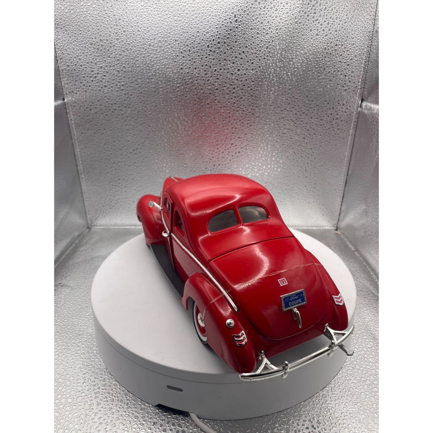 Motor Max 1940 Ford Sedan Red Die Cast, Scale: 1/18, No. 73108