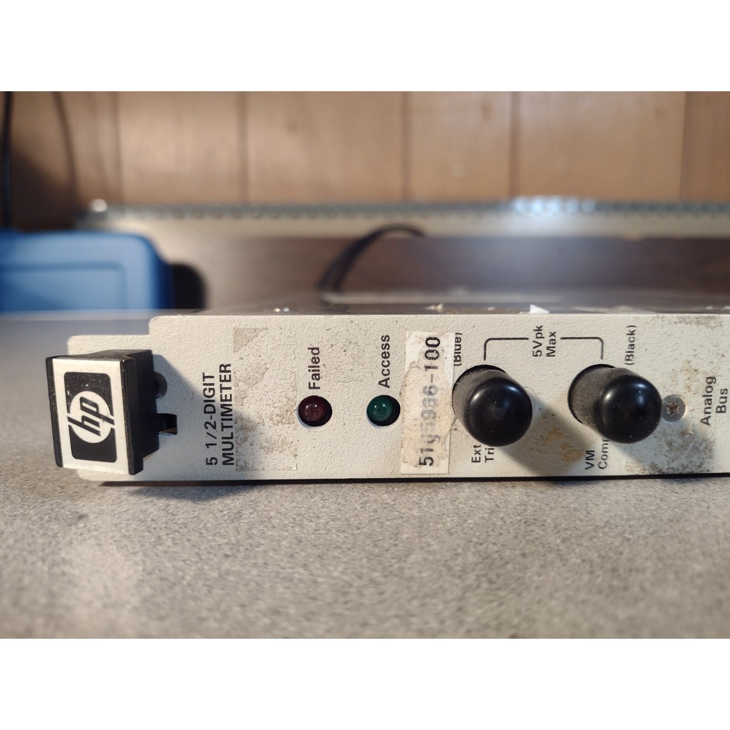 HP E1411B 75000 SERIES 5-1/2-DIGIT MULTIMETER top of front panel indicators and adjustment knobs