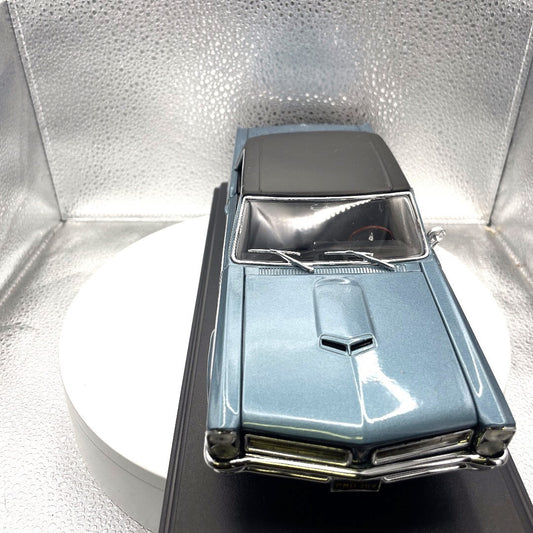 Maisto 1965 Pontiac GTO Blue Die Cast with Base, Scale: 1/18 front view