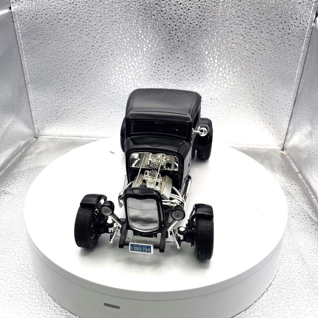 Motor Max 1932 Ford Coupe Hot Rod Black Die Cast, Scale: 1/18, No. 73172
front end view