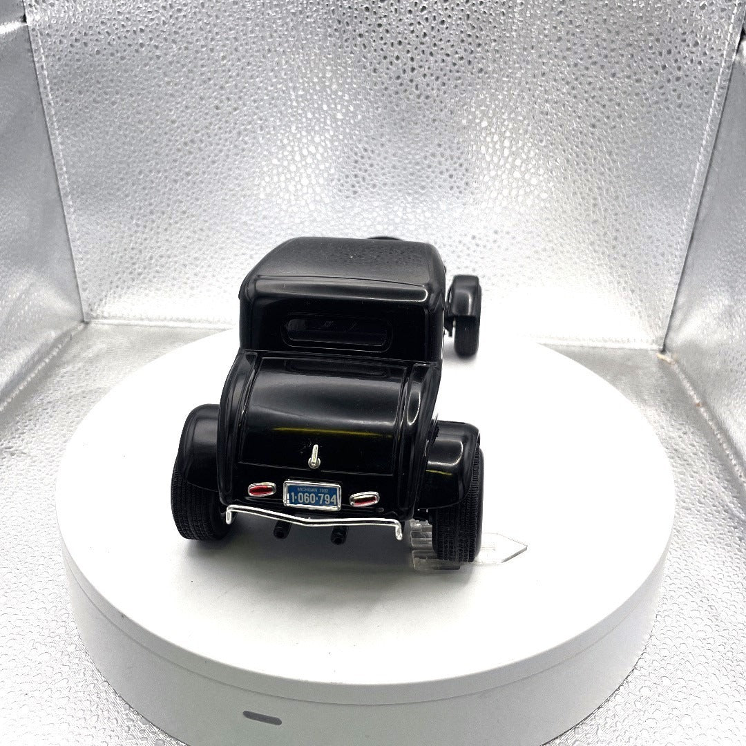 Motor Max 1932 Ford Coupe Hot Rod Black Die Cast, Scale: 1/18, No. 73172
 back end/trunk view