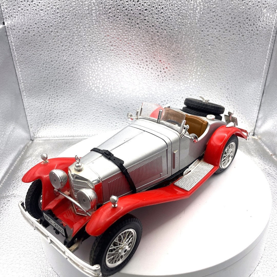 Burago Mercedez-Benz SSK Silver and Red Die Cast, Scale: 1:18 front/drivers side view