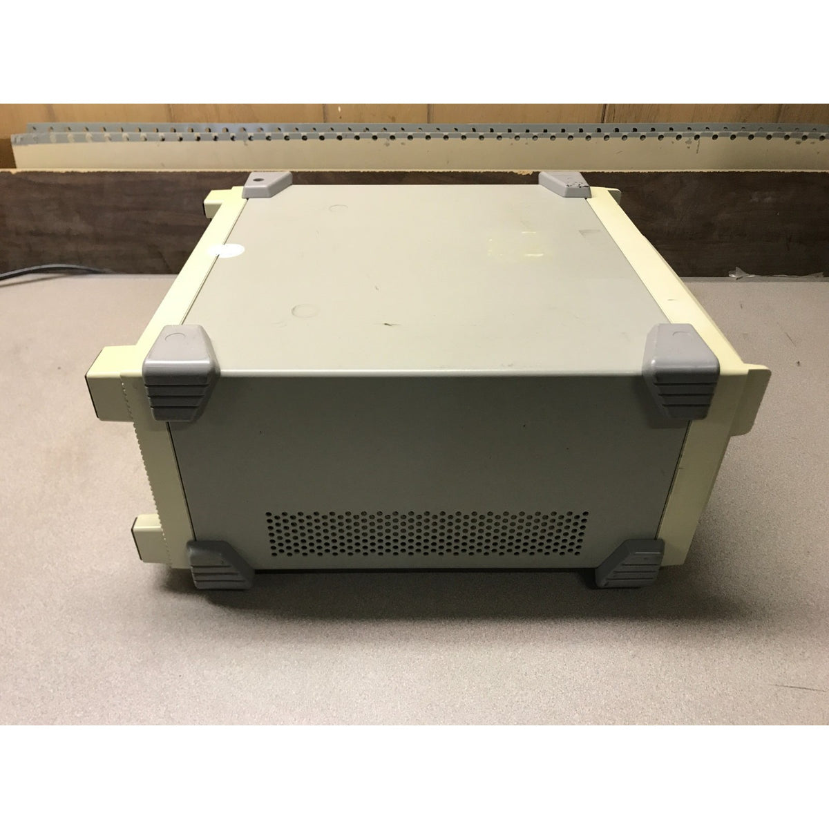 IFR 2398 9 kHz-2.7 GHz, +26 to -105 dBm, Spectrum Analyzer side view