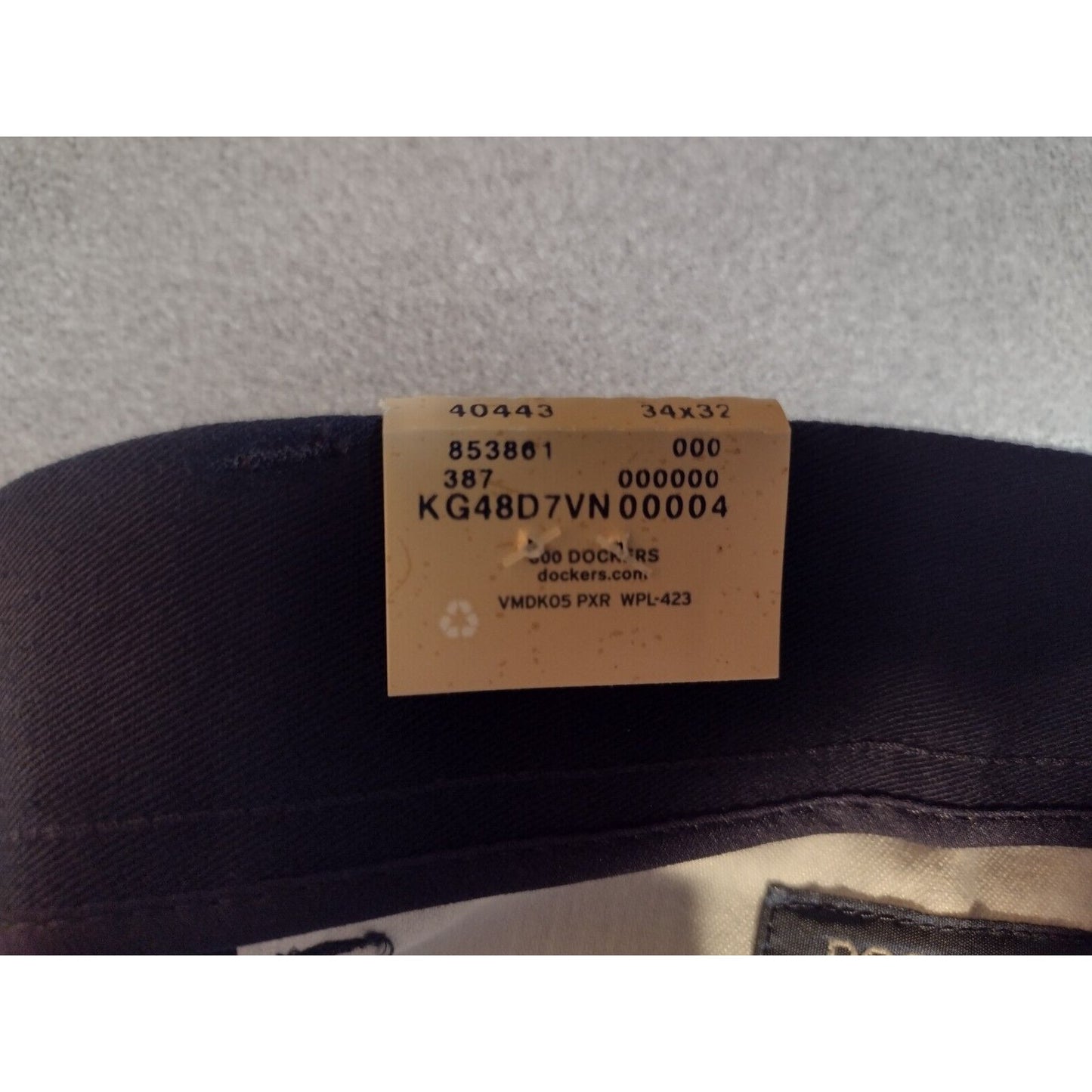 New Dockers Pleated Classic Fit W34 L32, Style 440436119 product label closeup