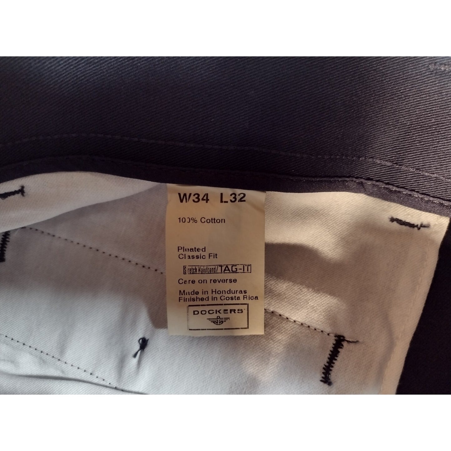 New Dockers Pleated Classic Fit W34 L32, Style 440436119 inside size tag closeup