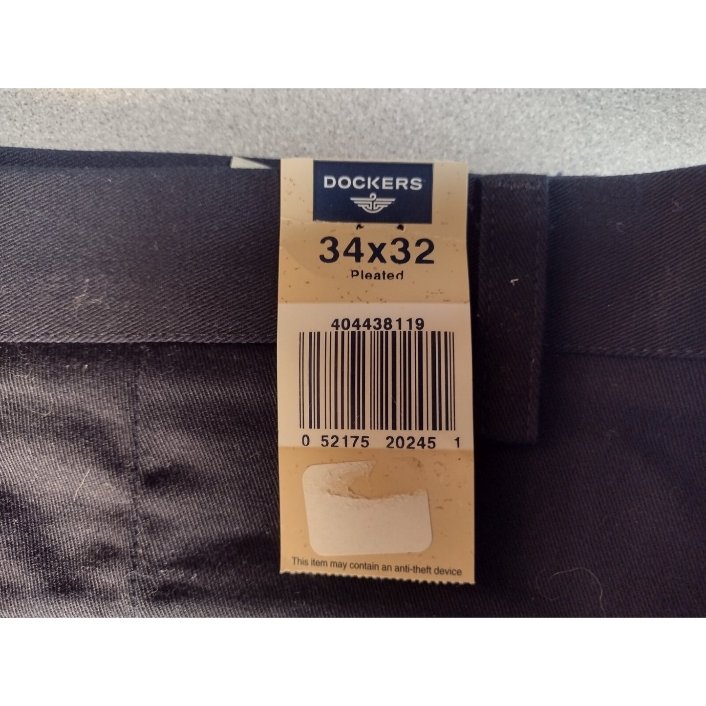 New Dockers Pleated Classic Fit W34 L32, Style 440436119 merchants size label with UPC