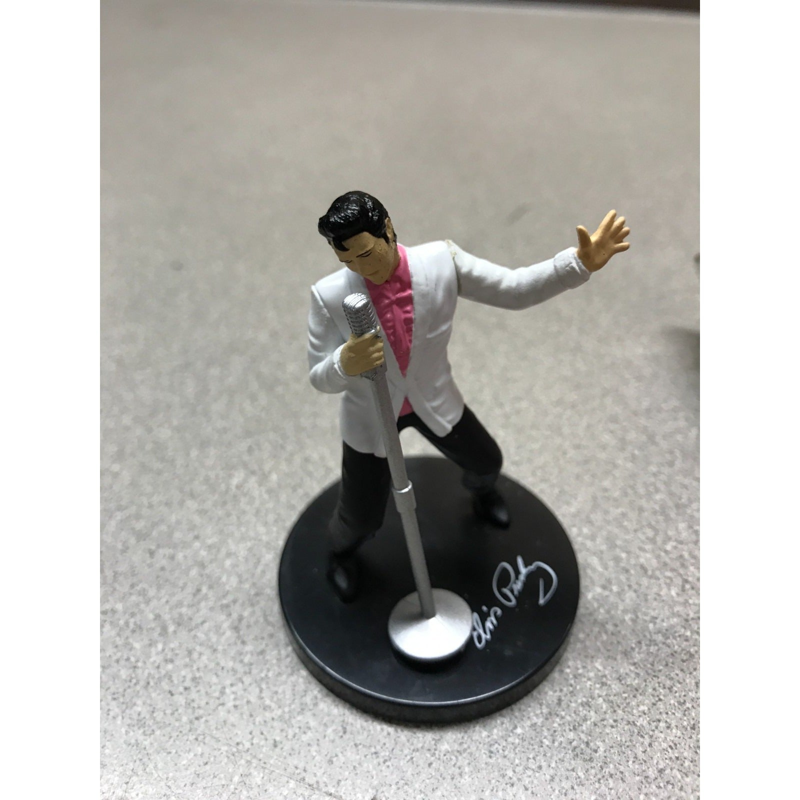 1955 Cadillac Fleetwood Elvis Presley Pink with Elvis Figurine - Jada Die Cast 1:24 Scale closeup of Elvis figurine