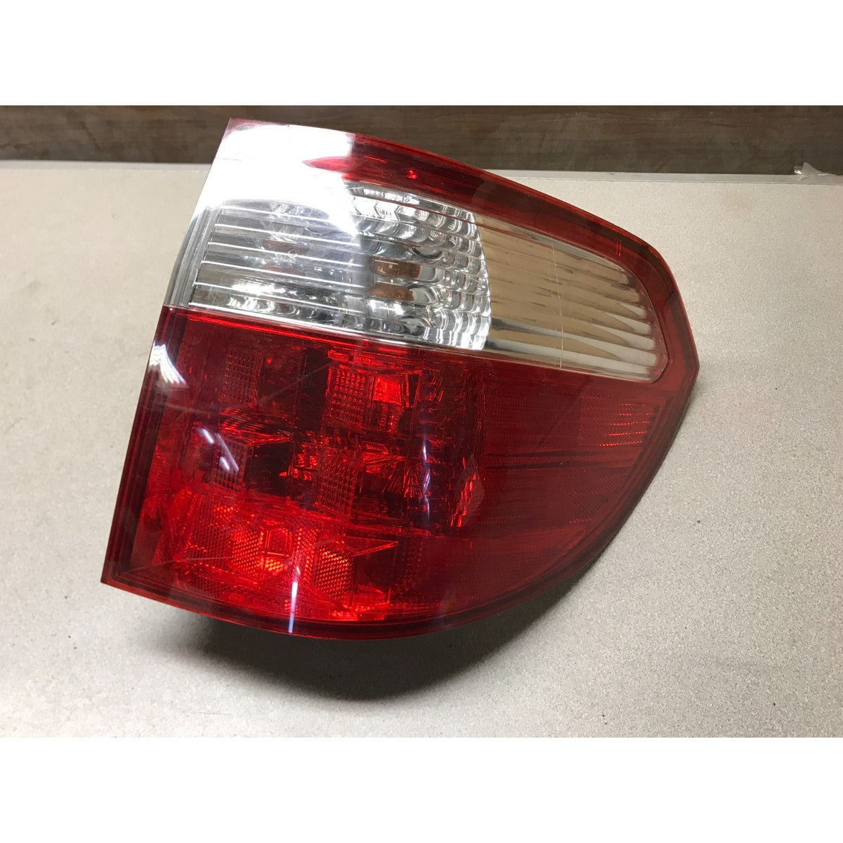 Left and Right Tail Light Assemblies for 2005-2007 Honda Odyssey right light