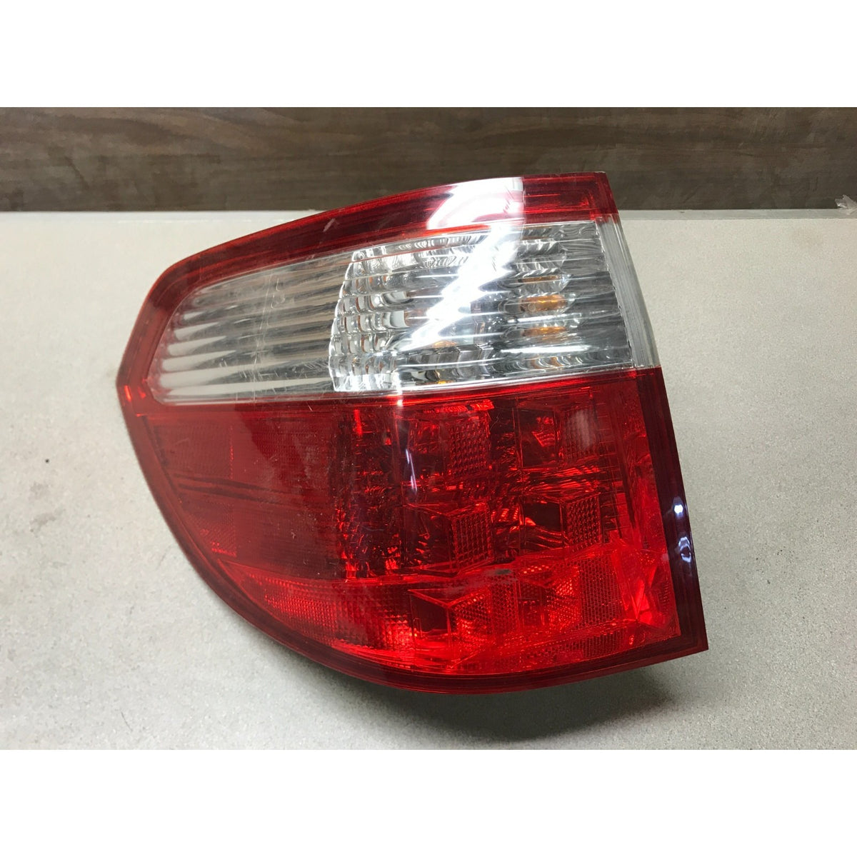 Left and Right Tail Light Assemblies for 2005-2007 Honda Odyssey left light