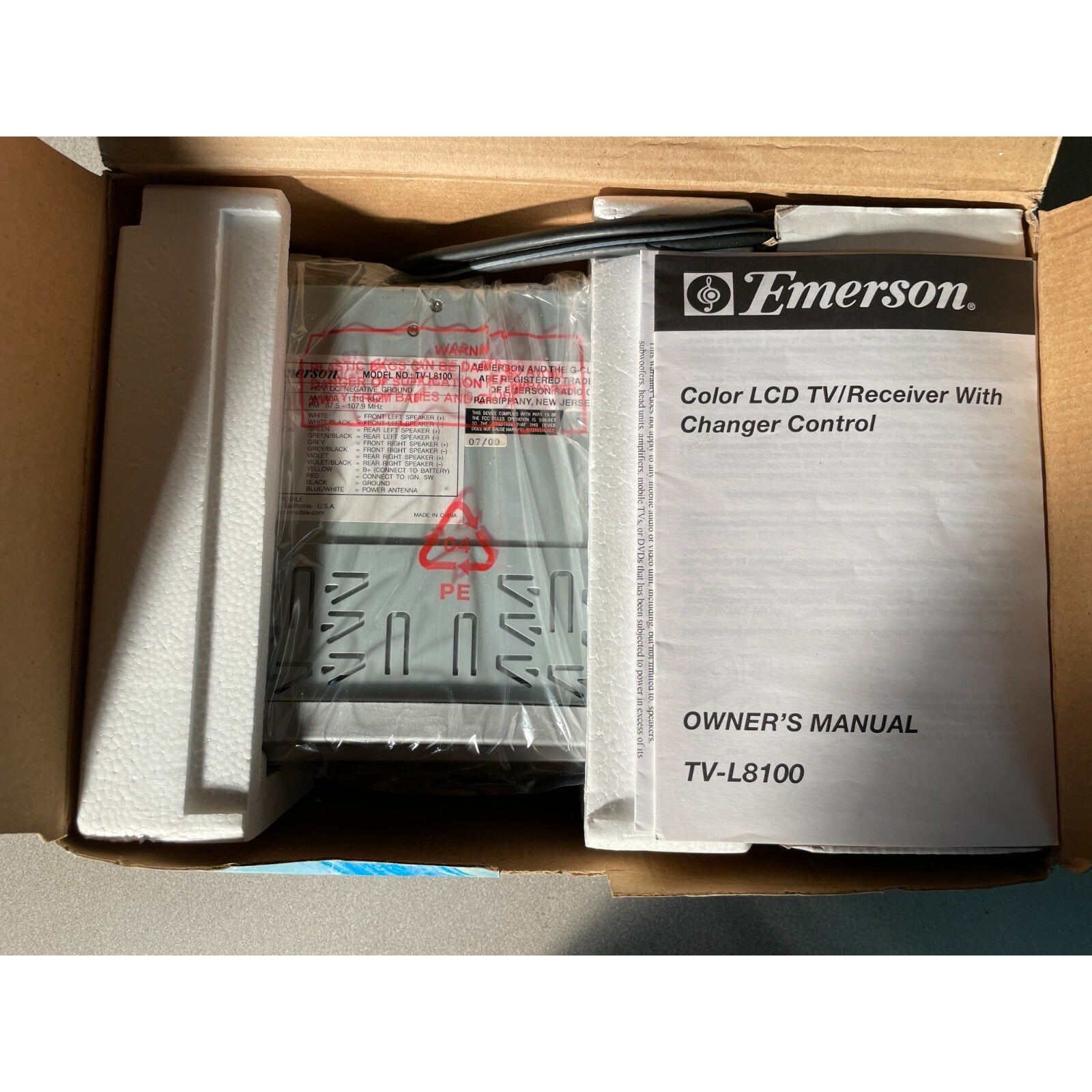 Emerson Mobile TV-L8100, 5in TFT LCD, In-Dash Flip Out TV box contents, item and instructions