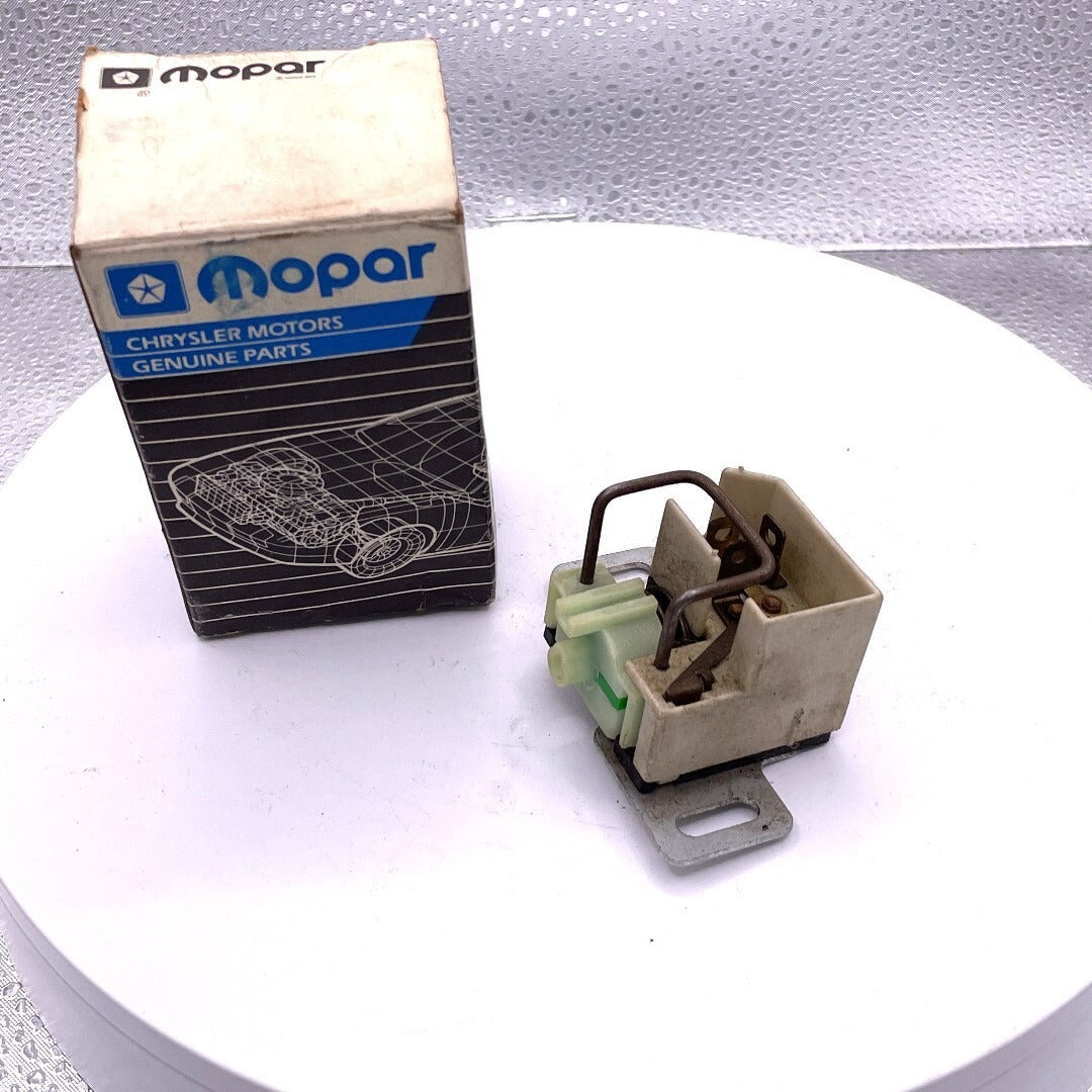 Mopar CH-805, 3579240 Vac Control front/top/side view of unit with box