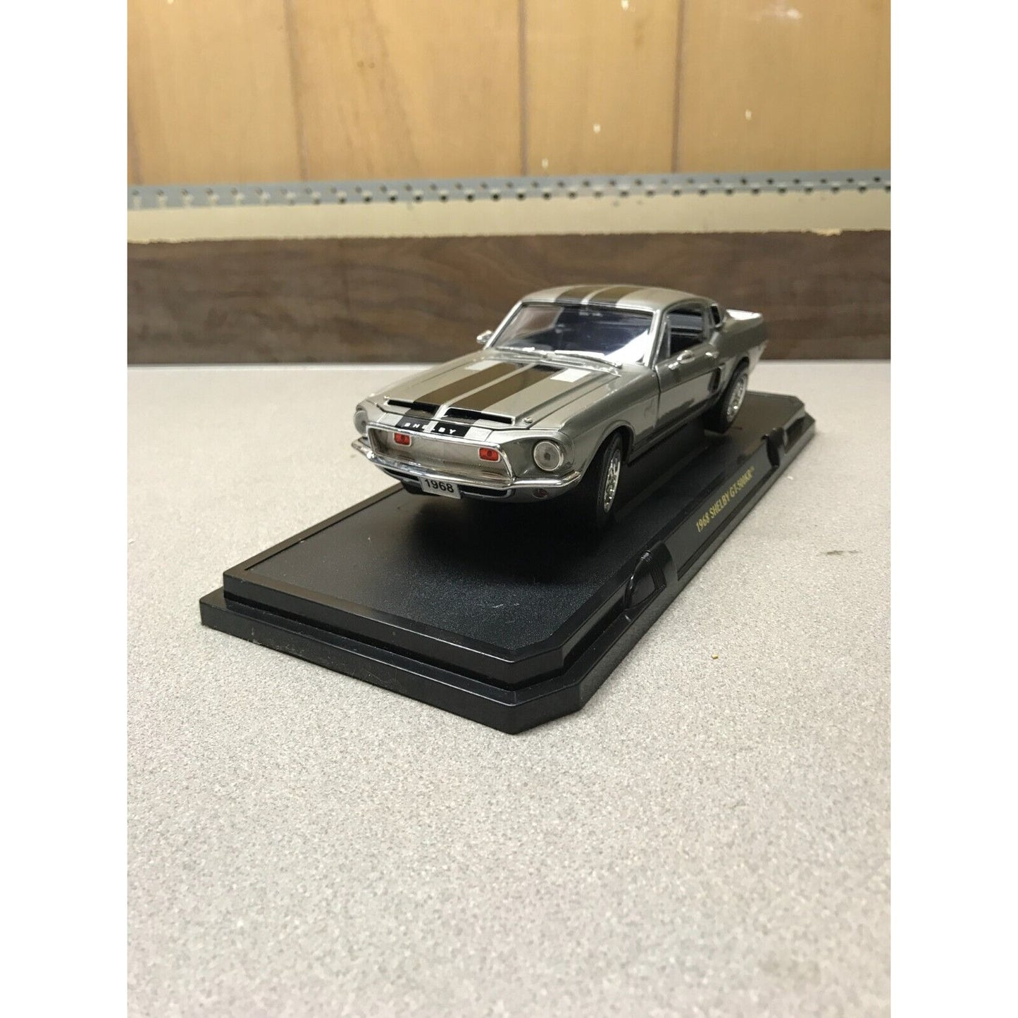Road Signature 1968 Shelby GT-500KR Grey Die Cast, 1/18 Scale With Base front/driver's side view