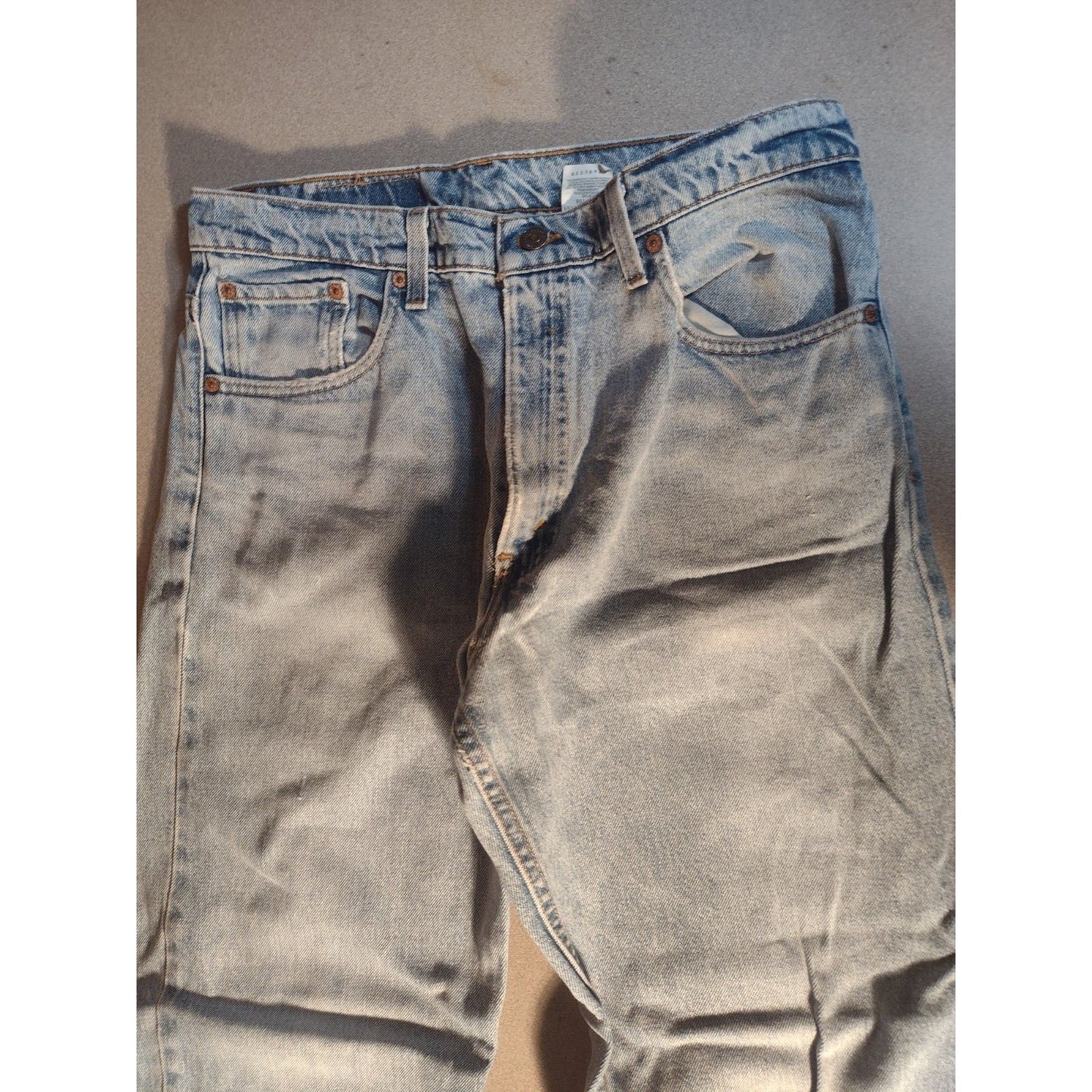 Levi's Strauss &amp; Co Light Blue Jeans Relaxed Fit Tapered Leg W34 L32 front top half of pants