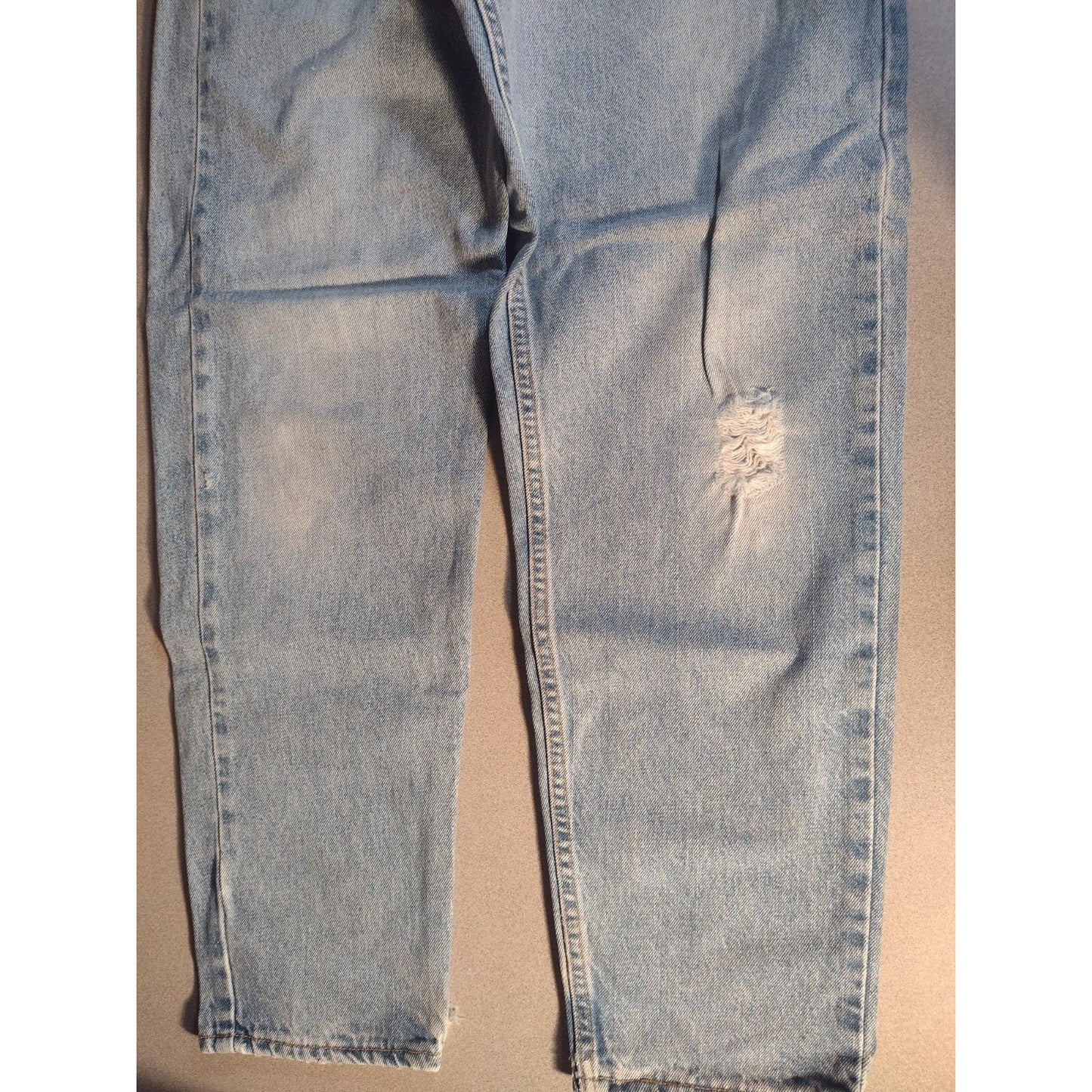 Levi's Strauss &amp; Co Light Blue Jeans Relaxed Fit Tapered Leg W34 L32 front pant legs, shows knee wear