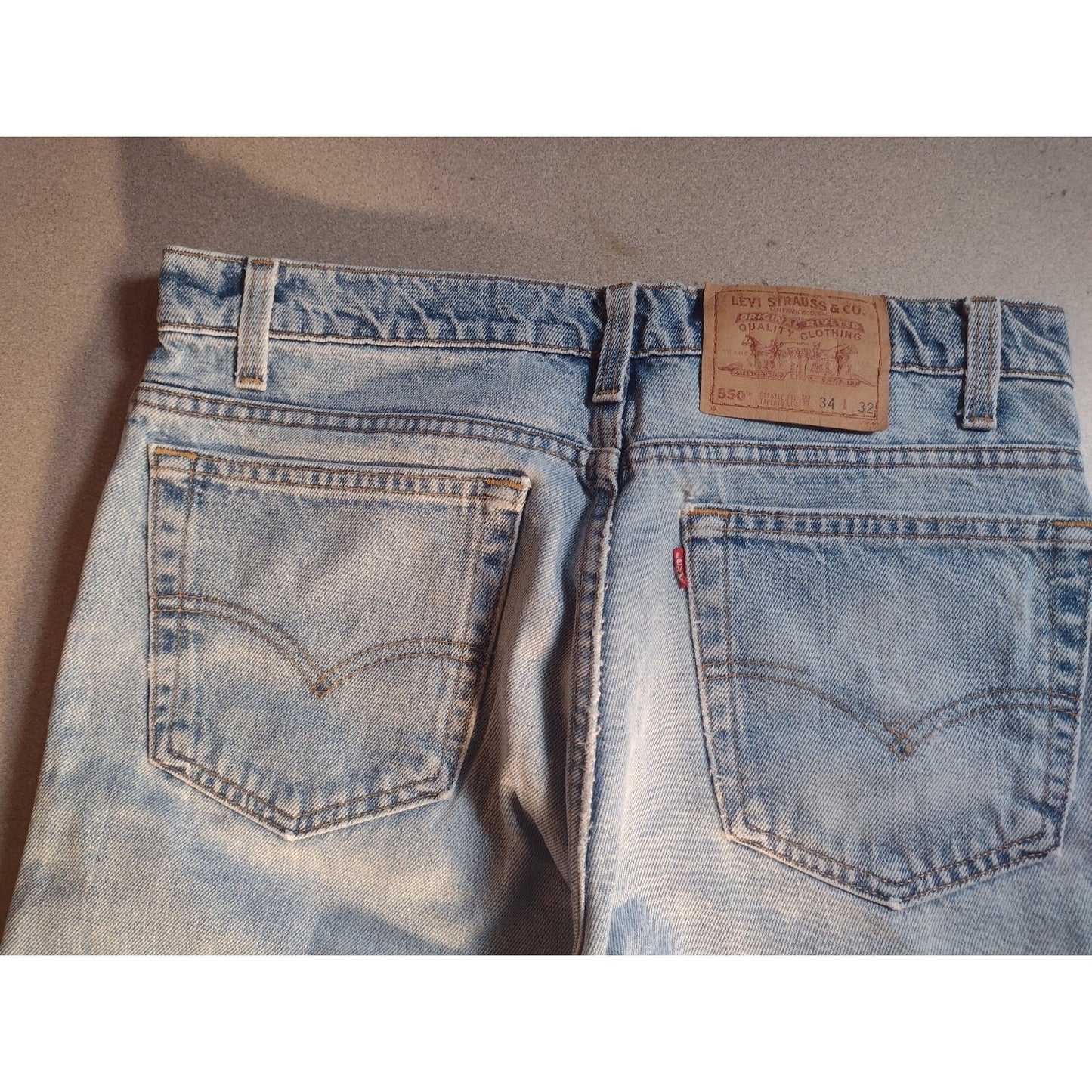 Levi's Strauss &amp; Co Light Blue Jeans Relaxed Fit Tapered Leg W34 L32 back of jeans pockets in good condition