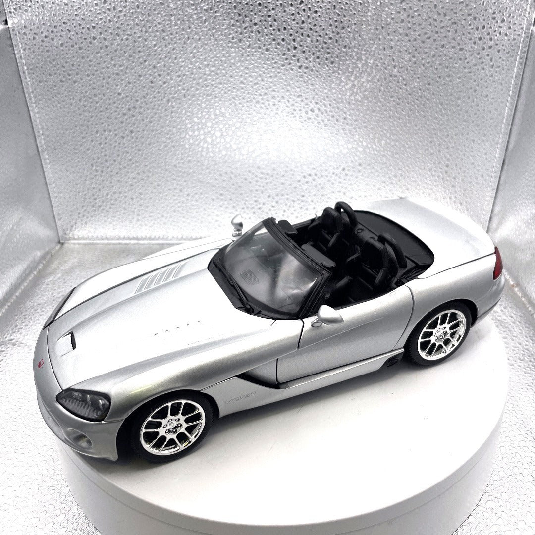 Maisto Dodge Viper SRT-10 Silver Convertible Die Cast, Scale: 1/18 front end/drivers side view