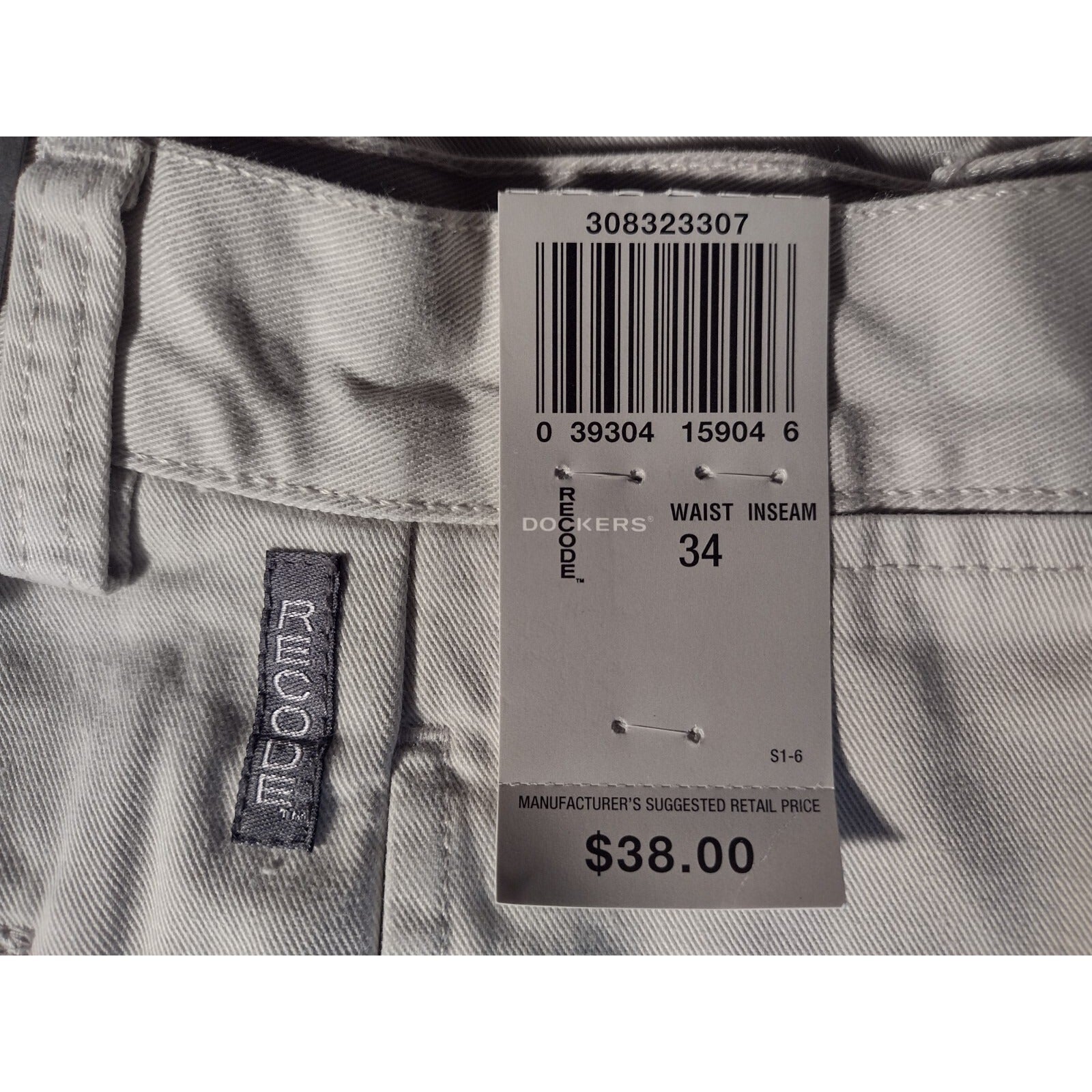 New Dockers 30832 W34 Shorts closeup of size tag