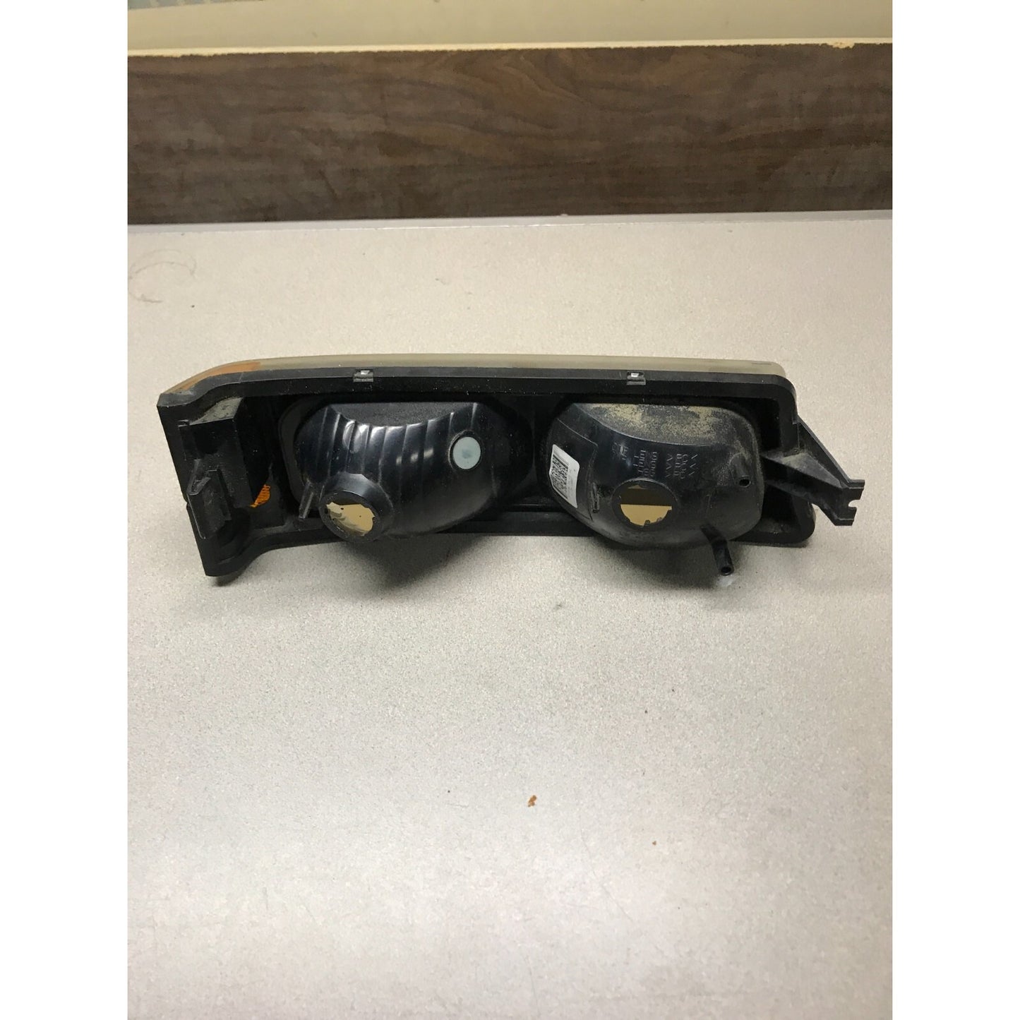 GM P27/7W Left Headlight Bottom Lense, Fits 2003 Chevy Silverado 2500HD back side