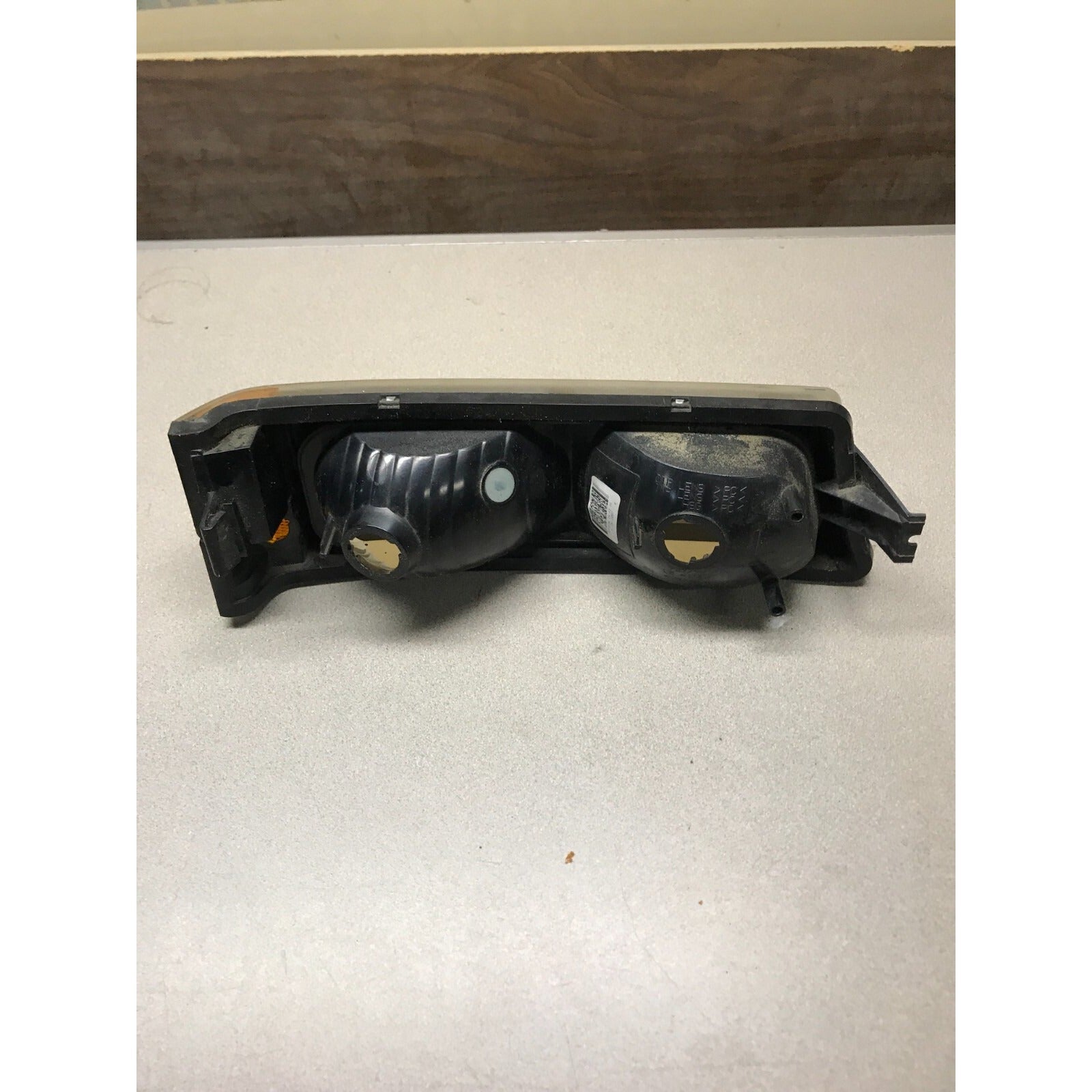 GM P27/7W Left Headlight Bottom Lense, Fits 2003 Chevy Silverado 2500HD back side