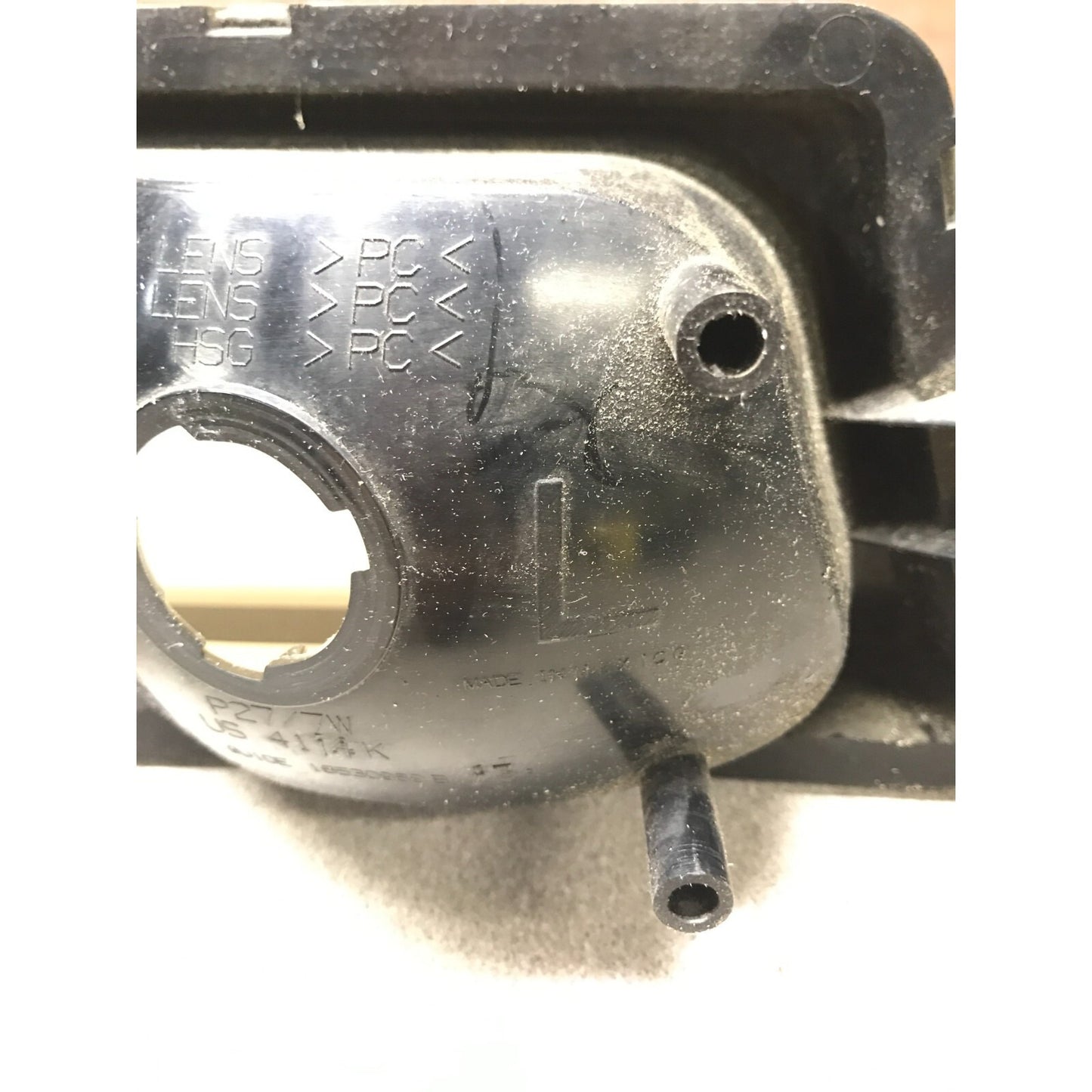 GM P27/7W Left Headlight Bottom Lense, Fits 2003 Chevy Silverado 2500HD connection detail