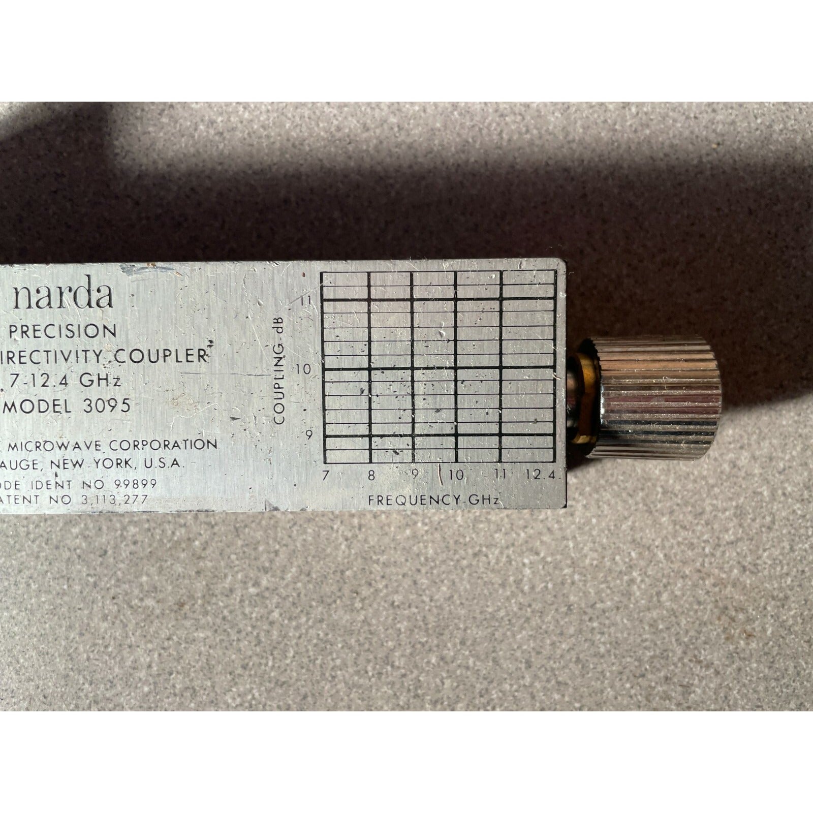 Narda 3095 Precision High Directivity Coupler 7 to 12.4 GHz closeup frequency graph