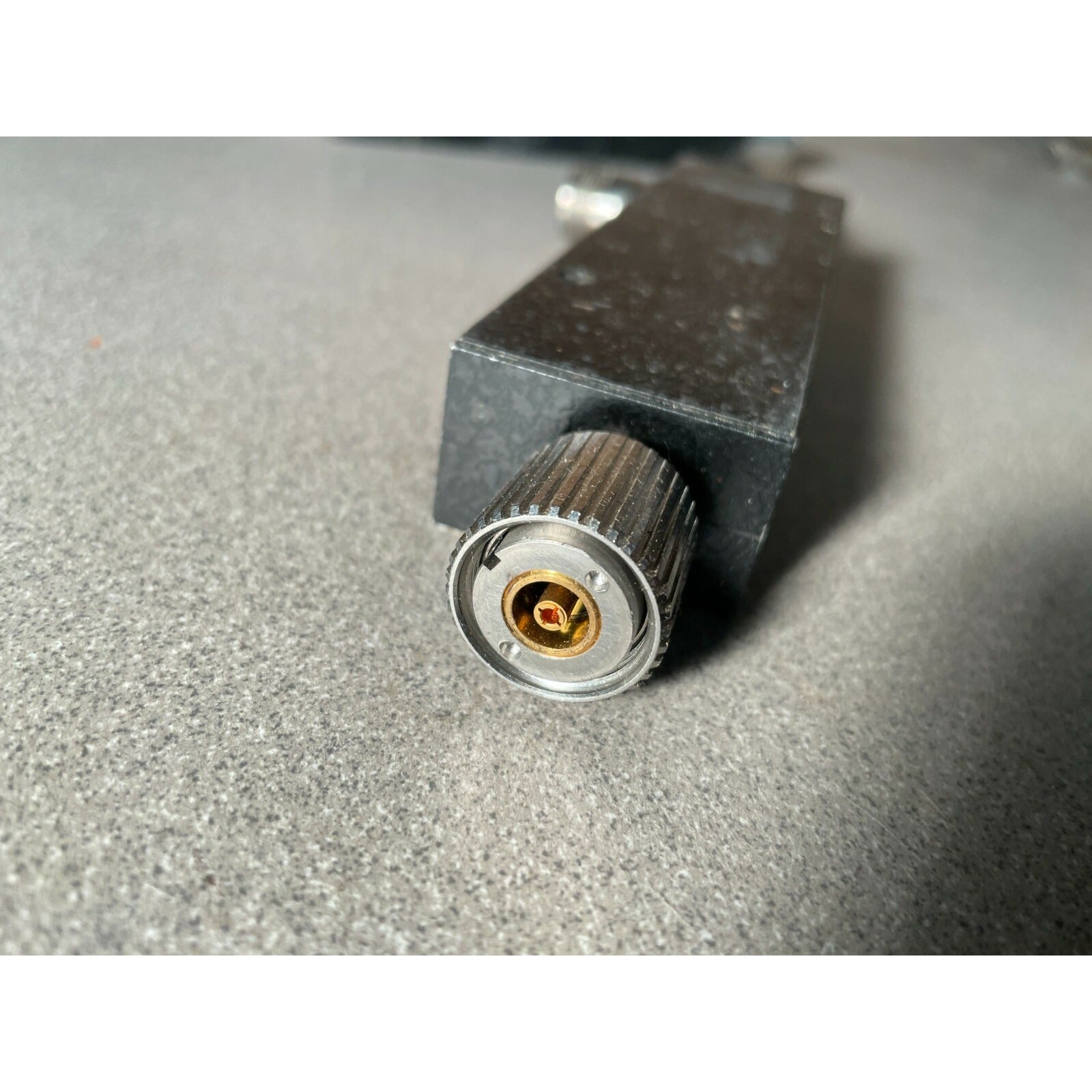Narda 3095 Precision High Directivity Coupler 7 to 12.4 GHz
  closeup of connector