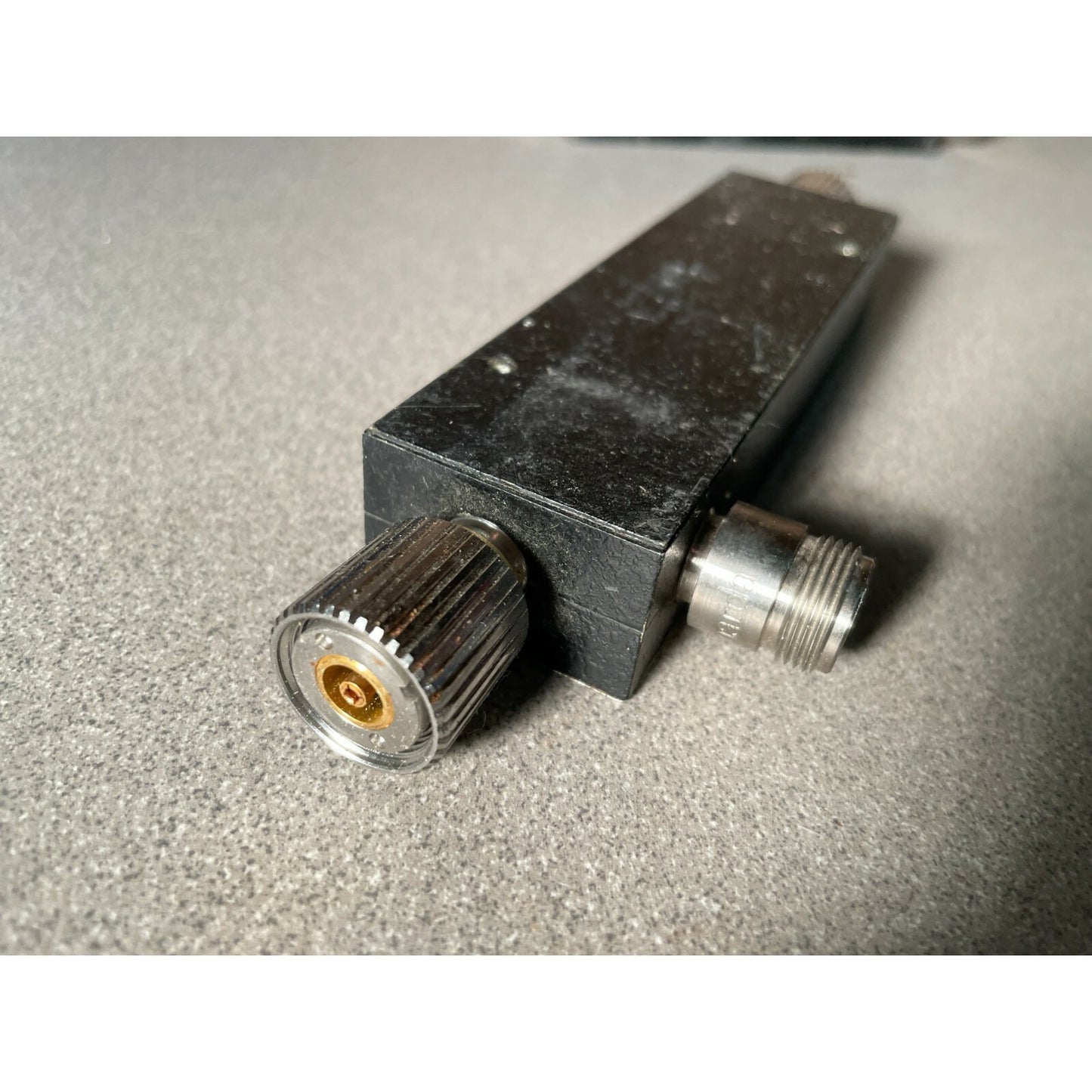 Narda 3095 Precision High Directivity Coupler 7 to 12.4 GHz
 closeup of connectors