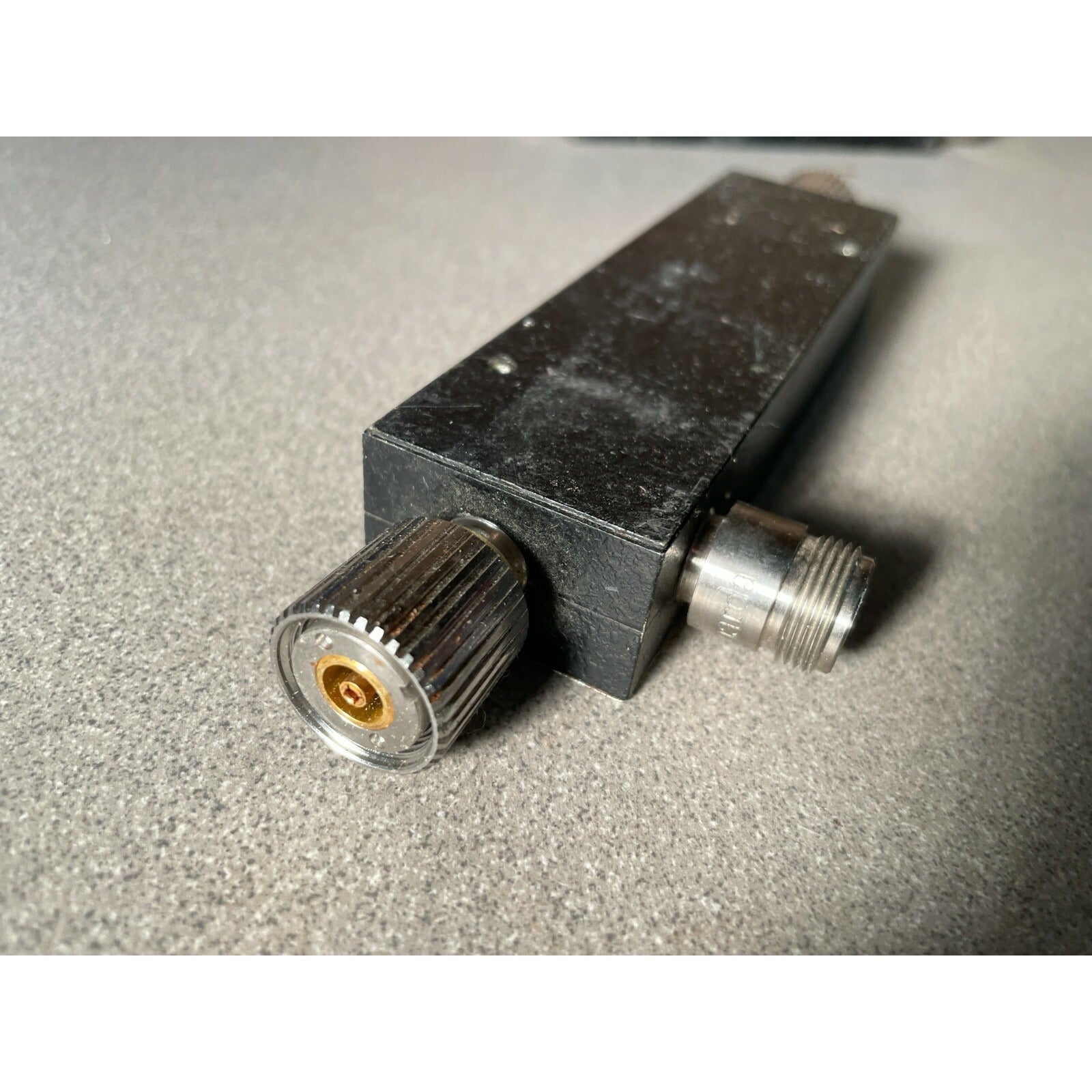 Narda 3095 Precision High Directivity Coupler 7 to 12.4 GHz
 closeup of connectors