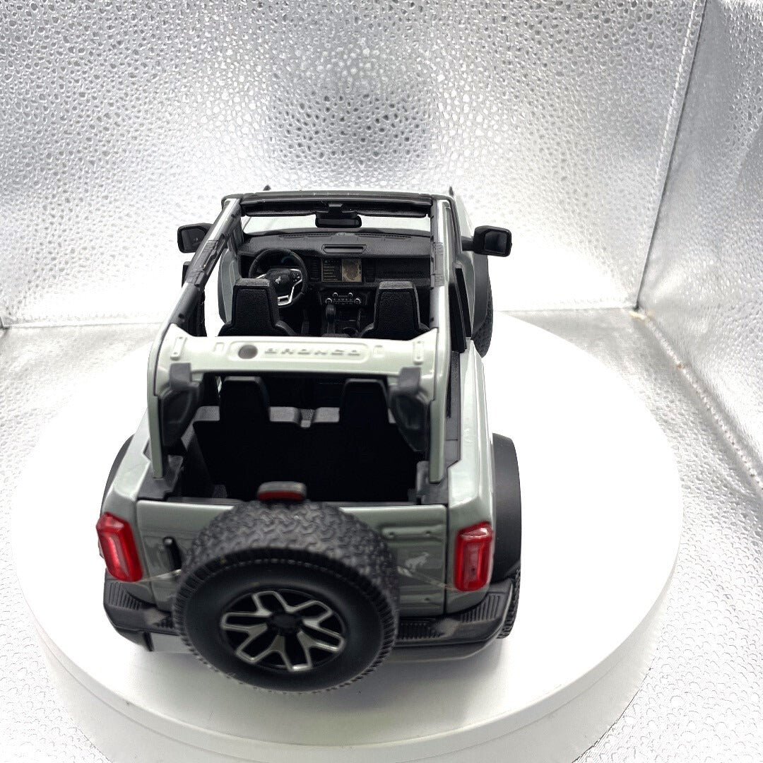 Maisto 2021 Ford Bronco Grey, Scale: 1/18 12302 rear view