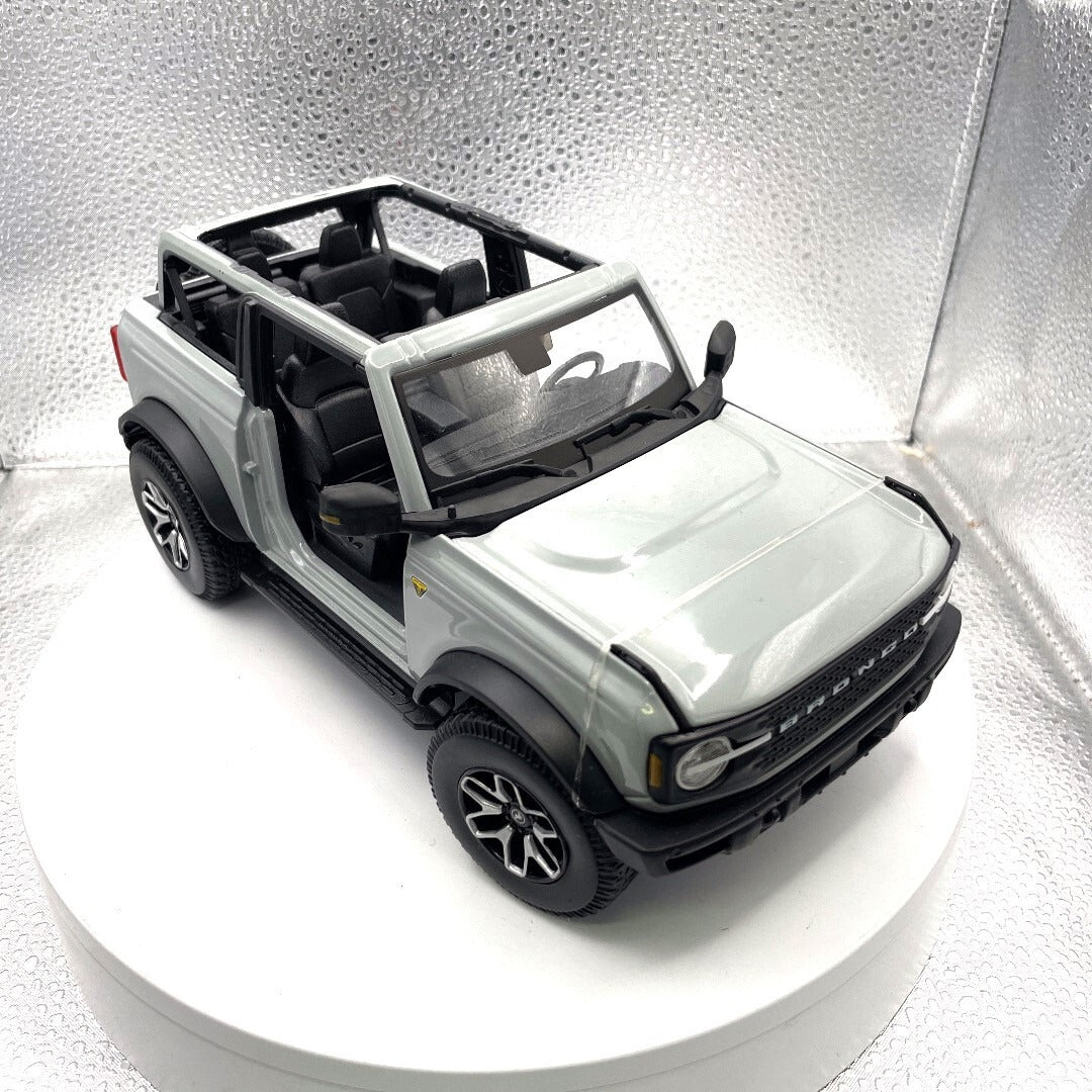 Maisto 2021 Ford Bronco Grey, Scale: 1/18 12302 passenger/front view