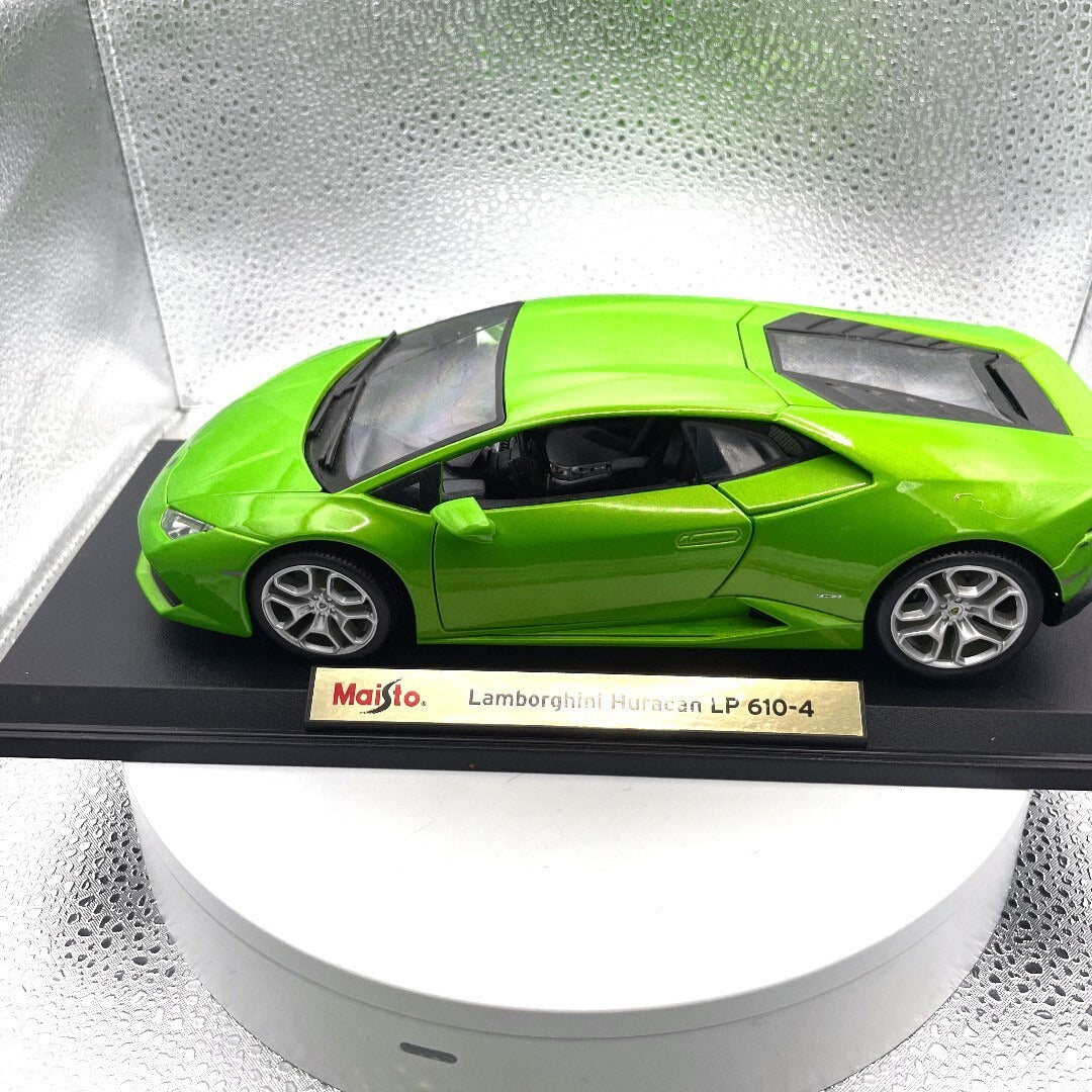 Maisto Lamborghini Huricán LP 610-4 Green Die Cast with Base, Scale: 1/18, Cracked Windshield driver's side view