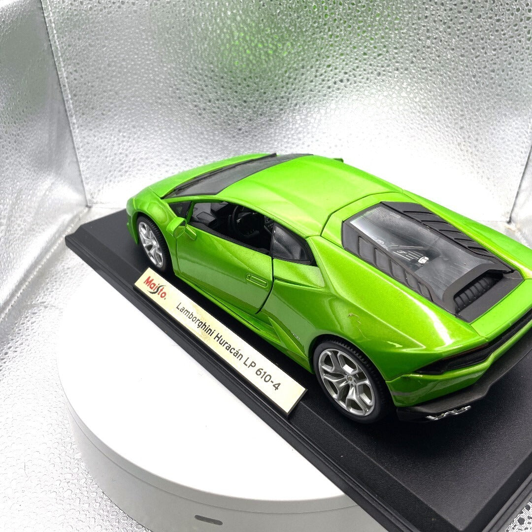 Maisto Lamborghini Huricán LP 610-4 Green Die Cast with Base, Scale: 1/18, Cracked Windshield driver's side/rear view