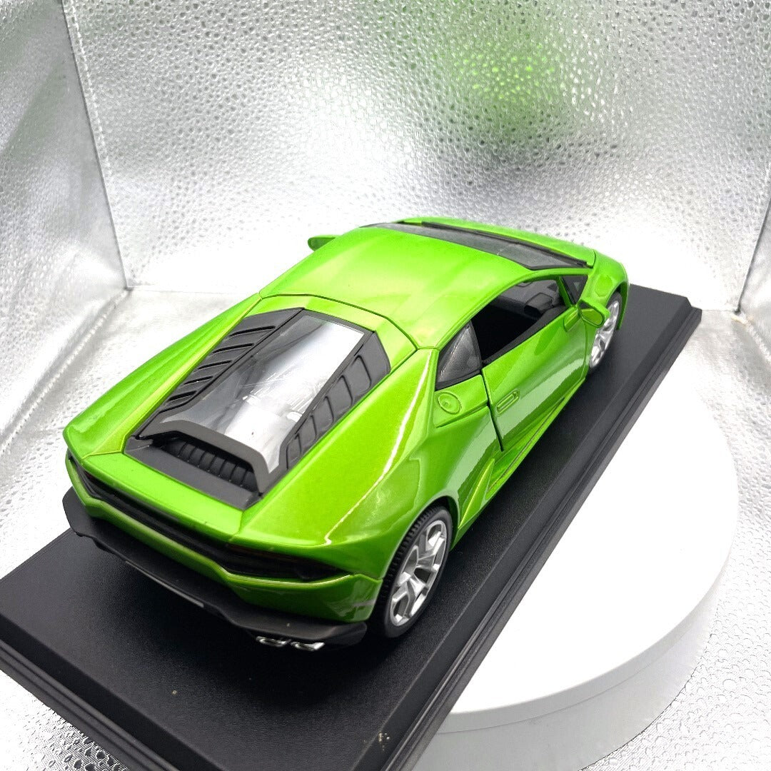 Maisto Lamborghini Huricán LP 610-4 Green Die Cast with Base, Scale: 1/18, Cracked Windshield rear/passenger side view