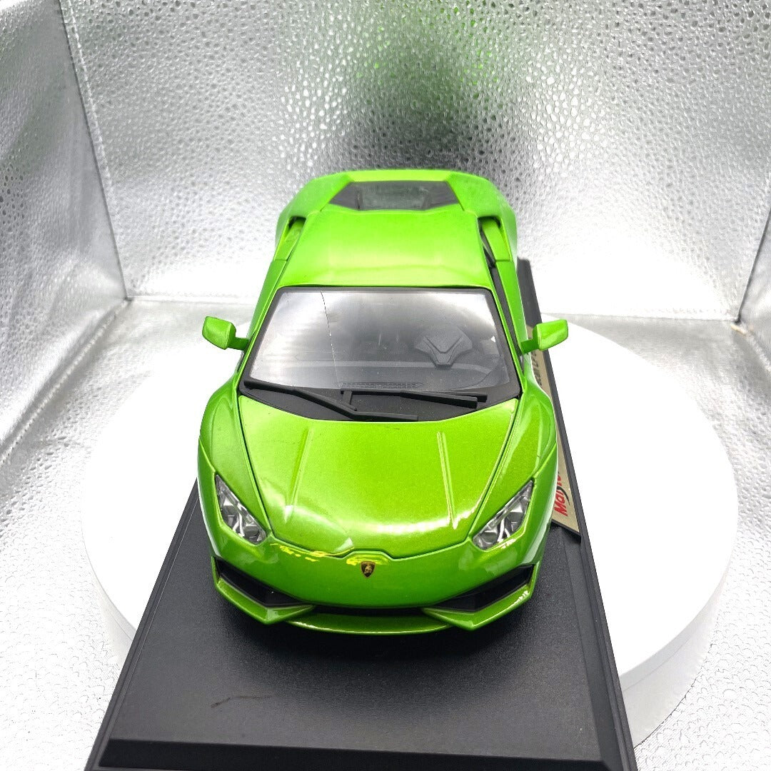 Maisto Lamborghini Huricán LP 610-4 Green Die Cast with Base, Scale: 1/18, Cracked Windshield front end view