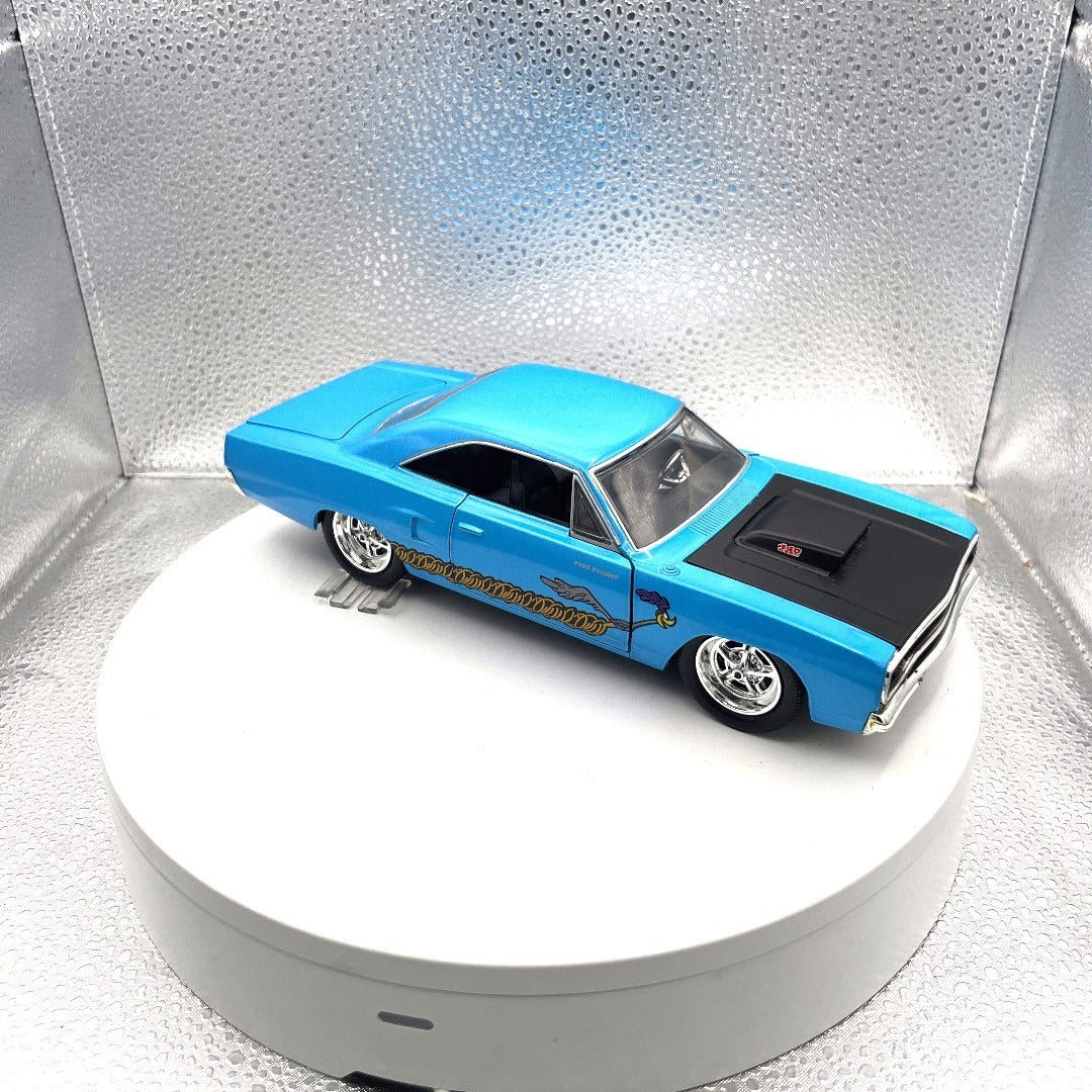 Jada Toys 1970 Plymouth Road Runner Blue Decal Die Cast, Scale: 1/24, No. 32540, Looney Tunes! passenger/front end view