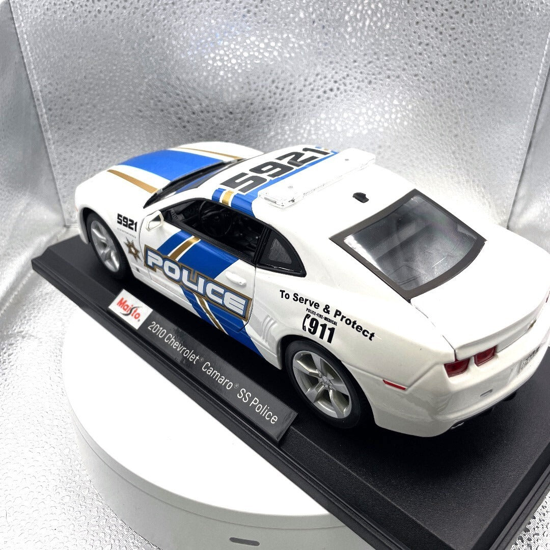 Maisto 2010 Chevrolet Camaro White Police Die Cast with Base, Scale: 1/18 11336 driver's dies/rear view