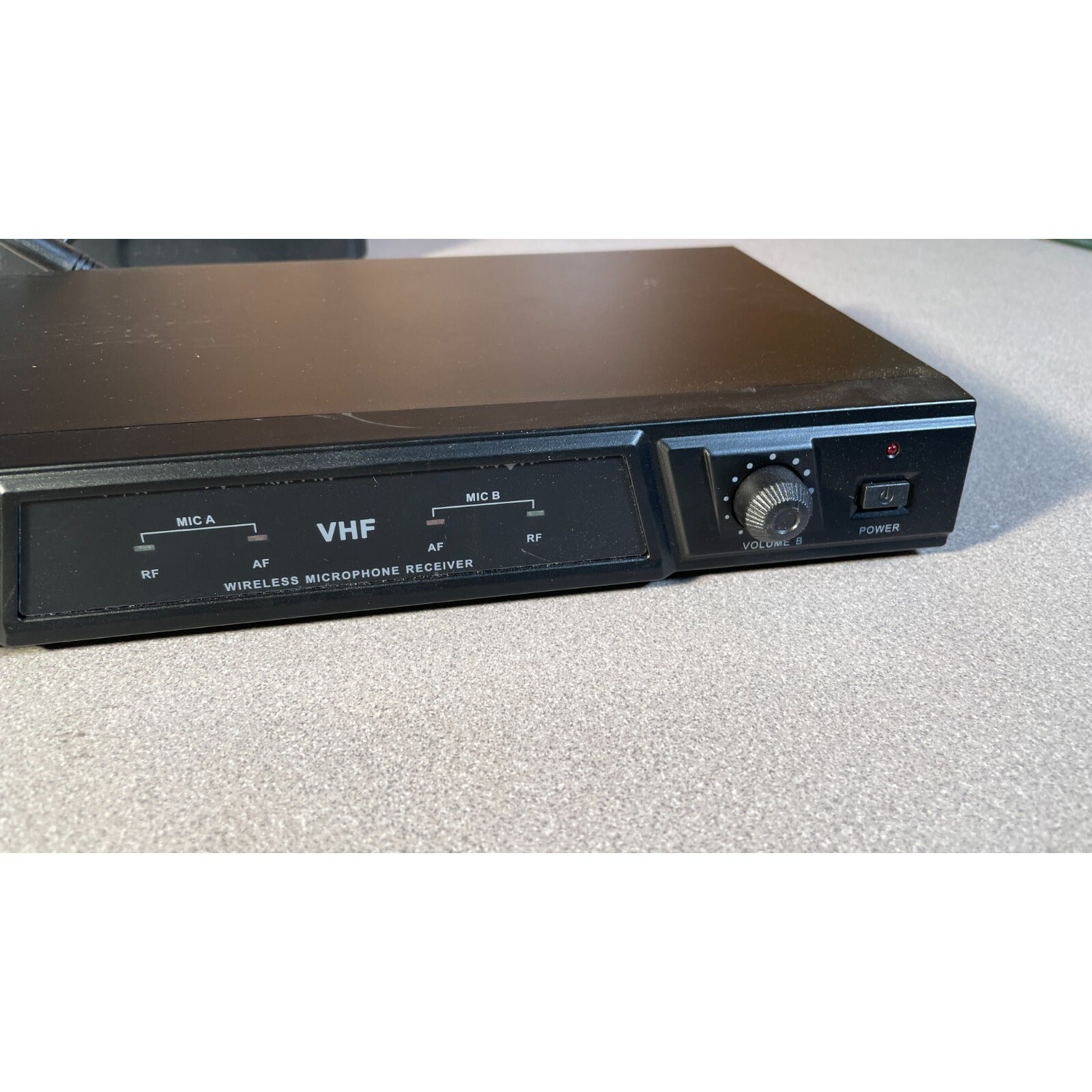 Pyle PDWM 2115 Wireless Microphone Receiver front panel controls and status indicator LEDs